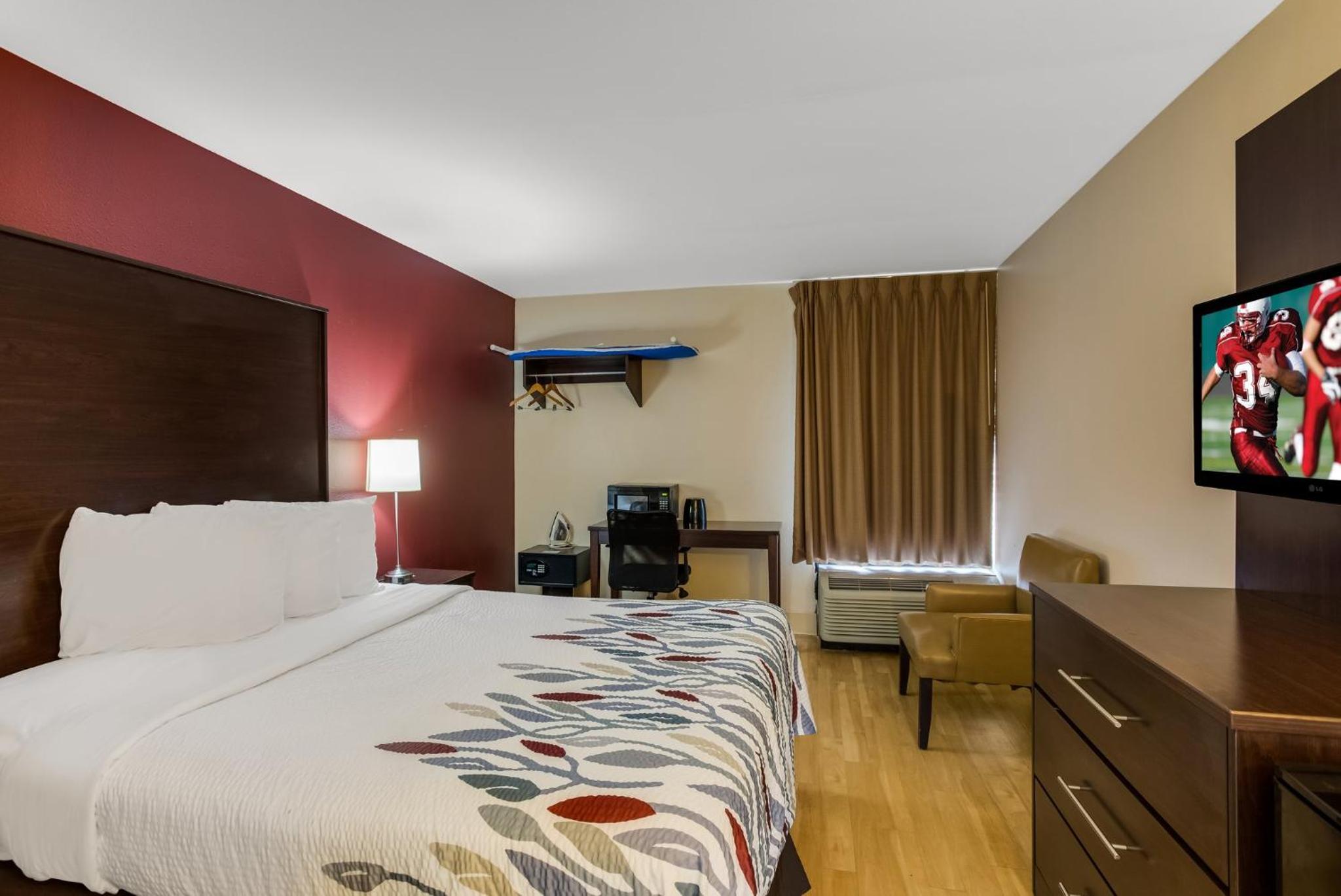 Deluxe Queen Room Disability Access Non-Smoking - Photo 4