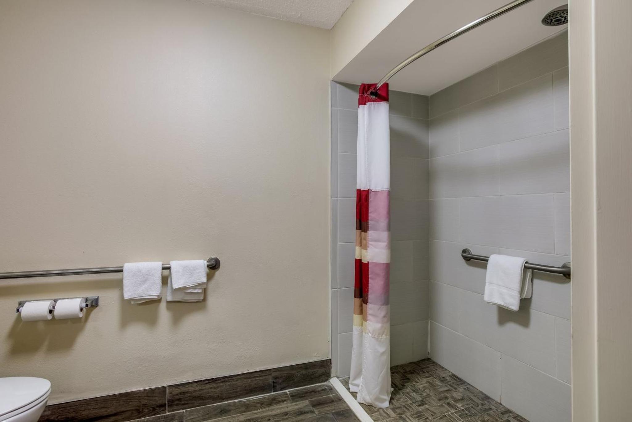 Deluxe Queen Room Disability Access Roll-In Shower Non-Smoking - Photo 2