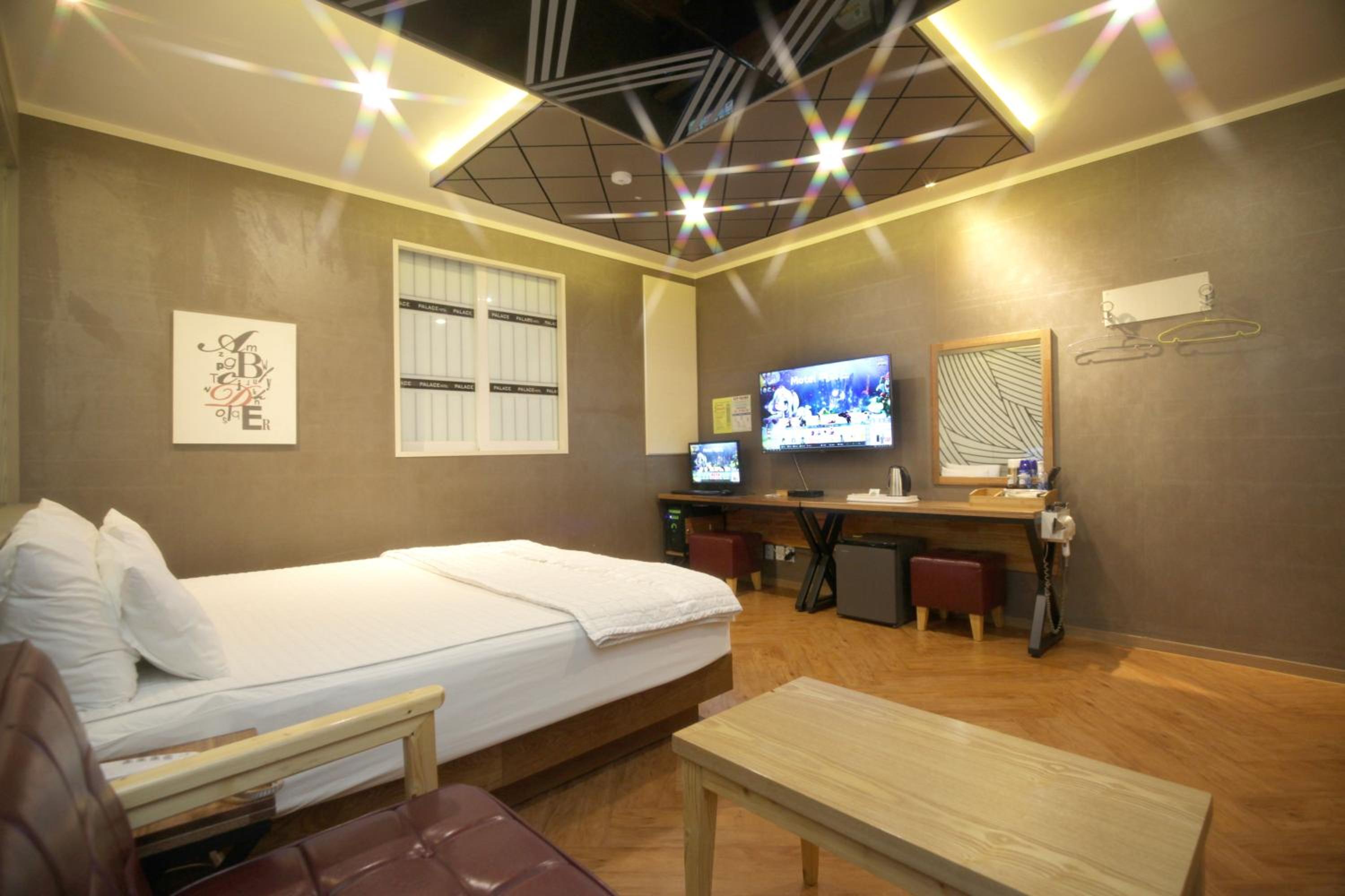 Standard Double Room - Photo 13