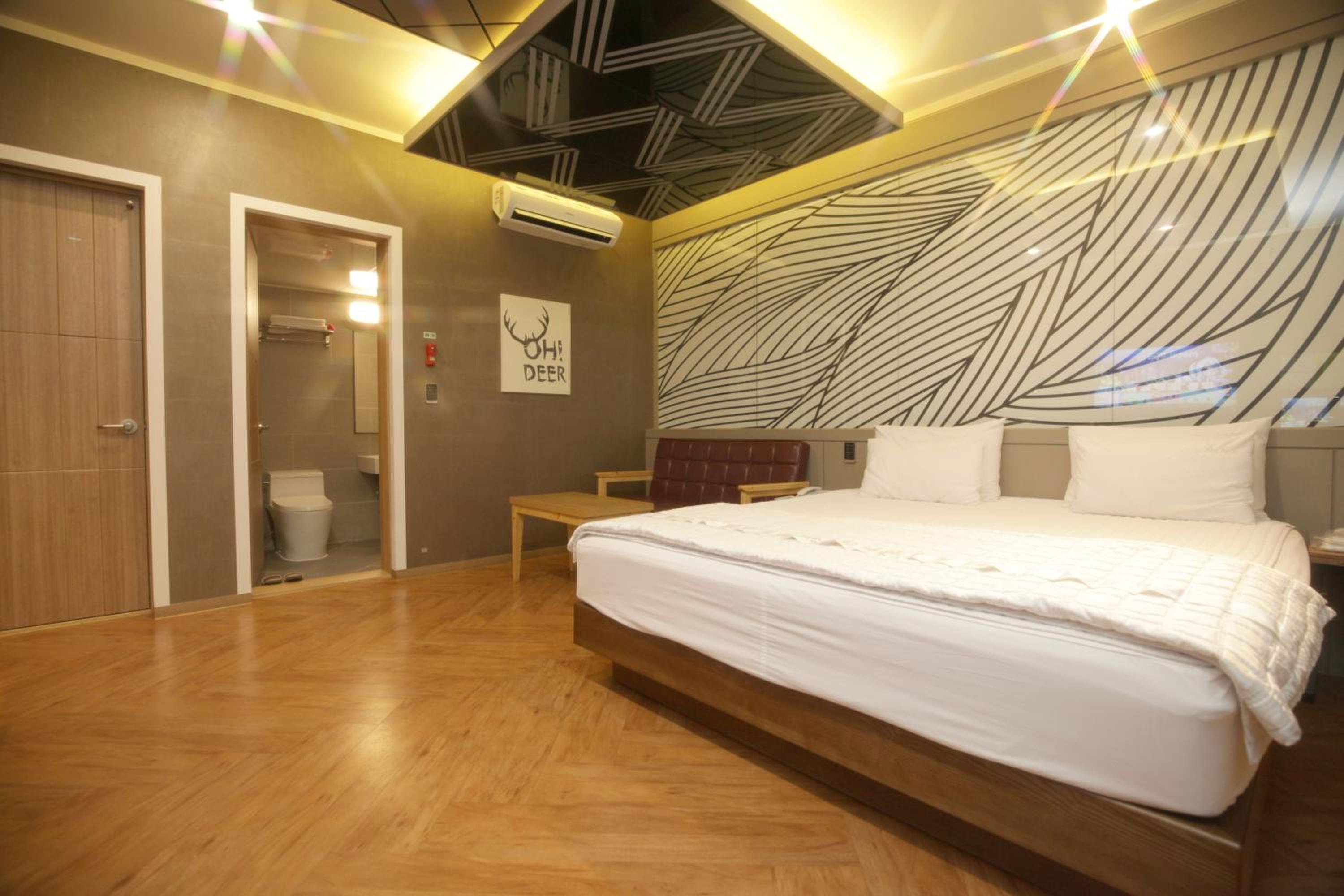 Standard Double Room - Photo 11