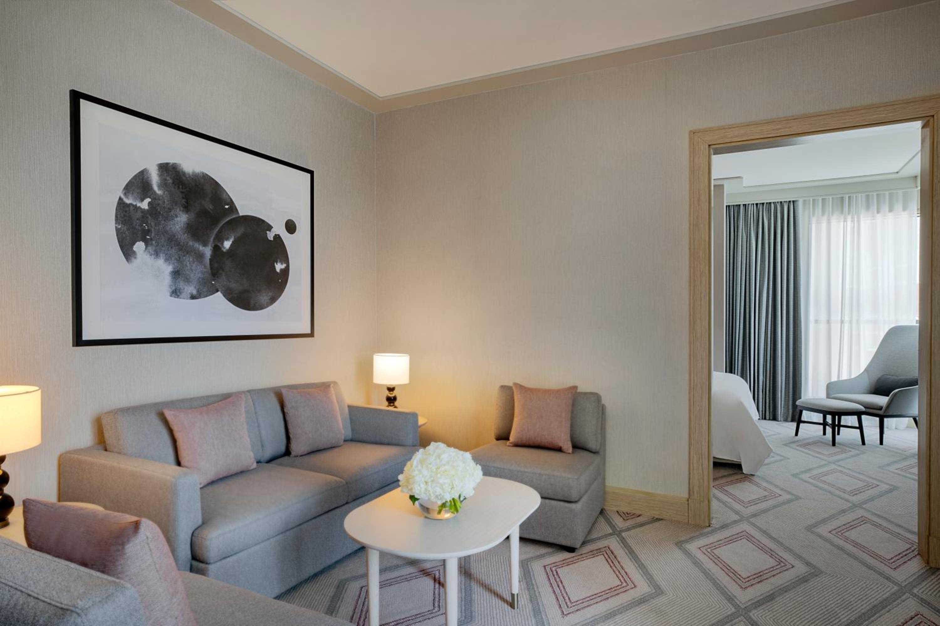 One Bedroom Deluxe Suite City View - East Towers photo 3