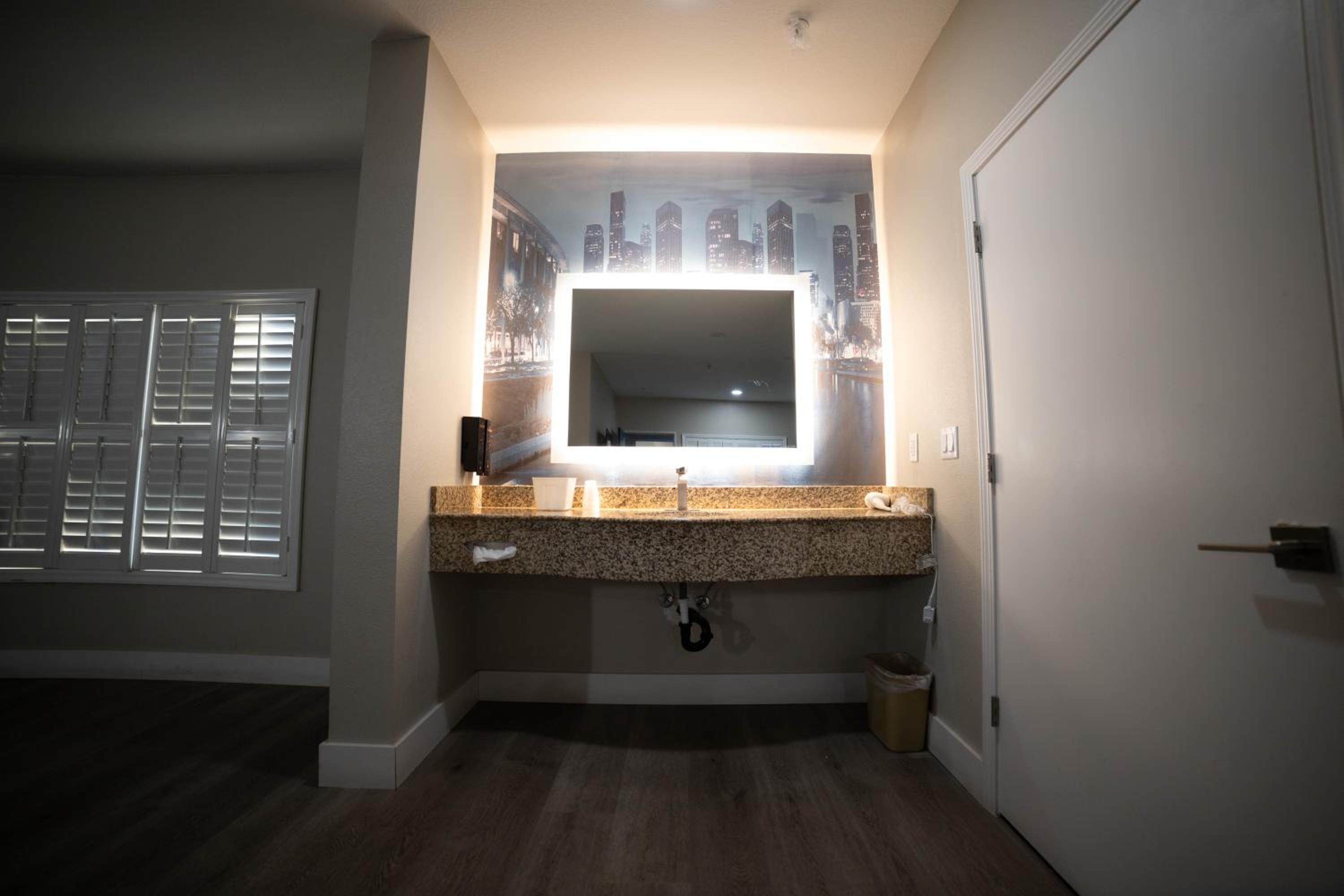 Suite with Hot Tub - Photo 12