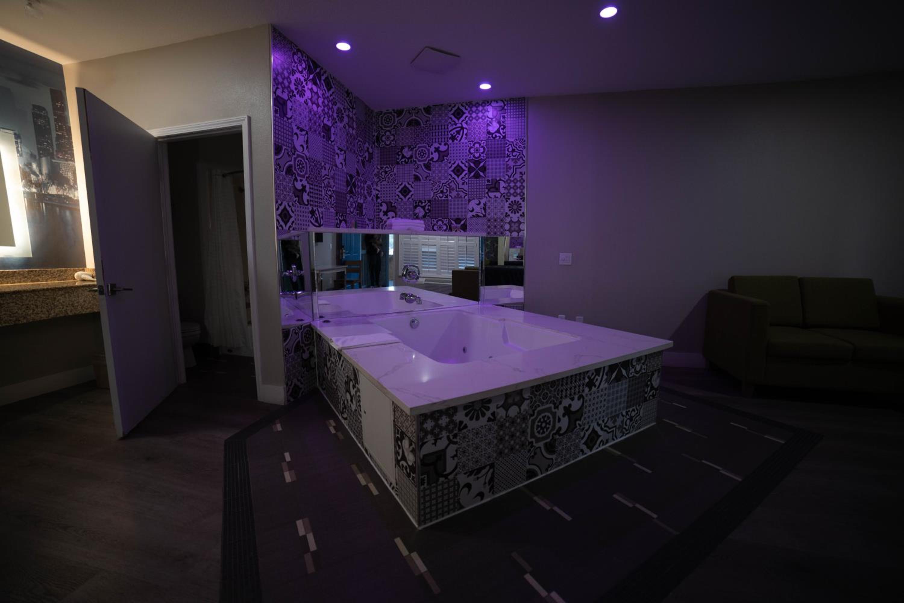 Suite with Hot Tub - Photo 10