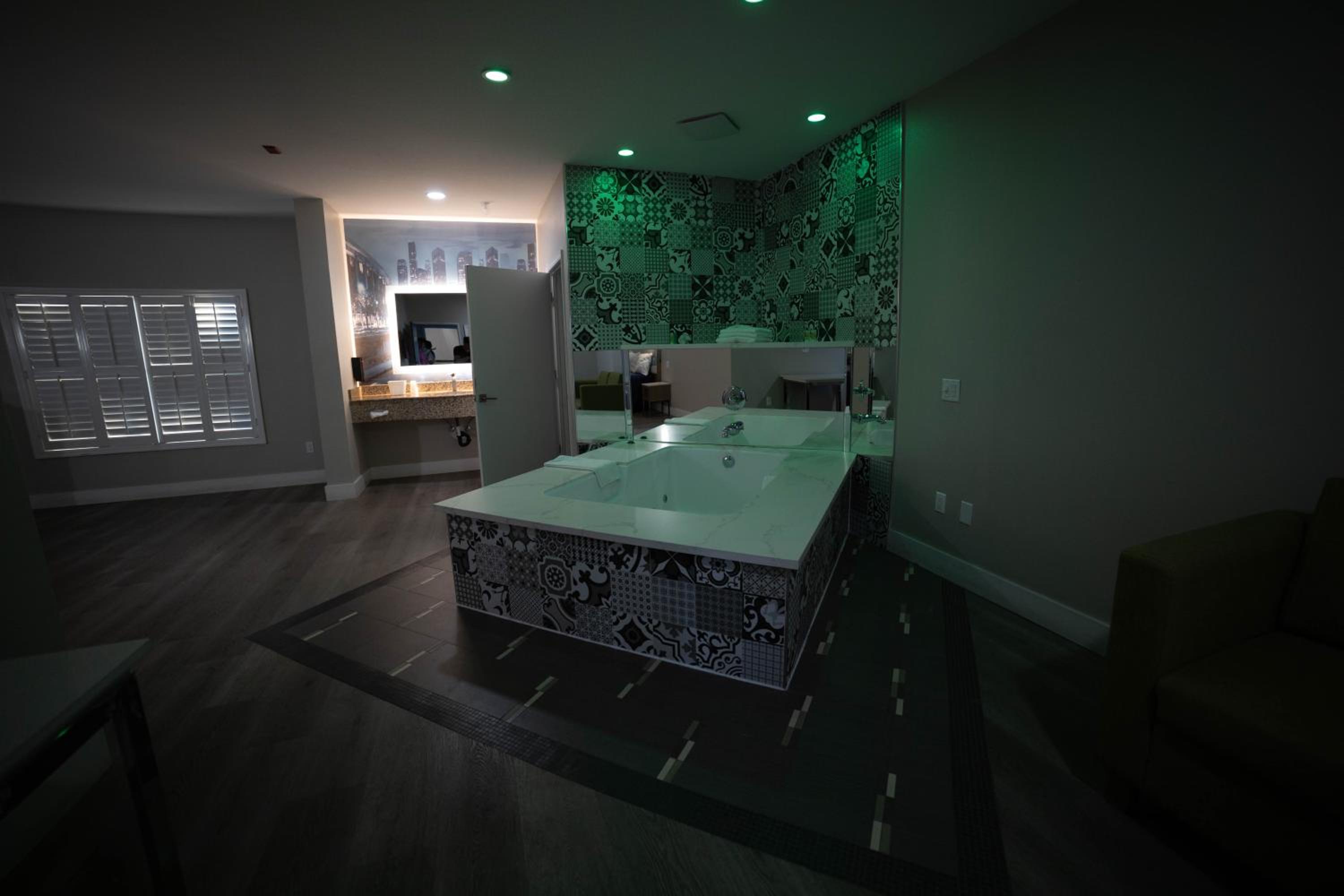 Suite with Hot Tub - Photo 9