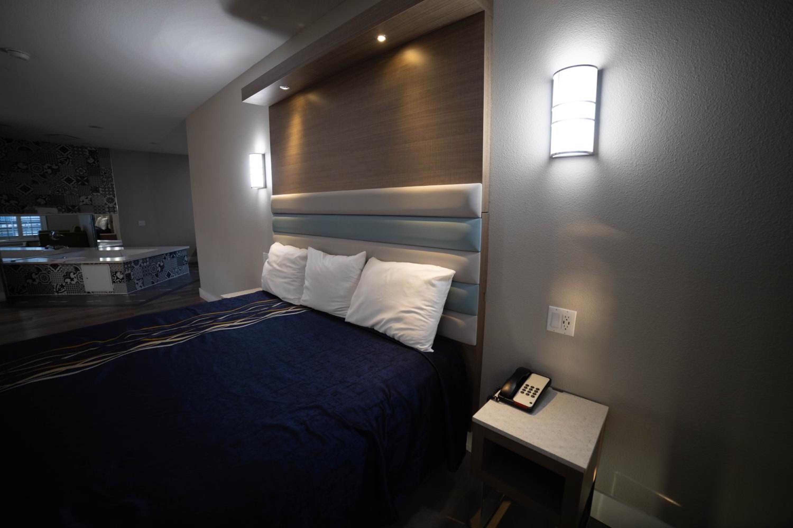Suite with Hot Tub - Photo 8