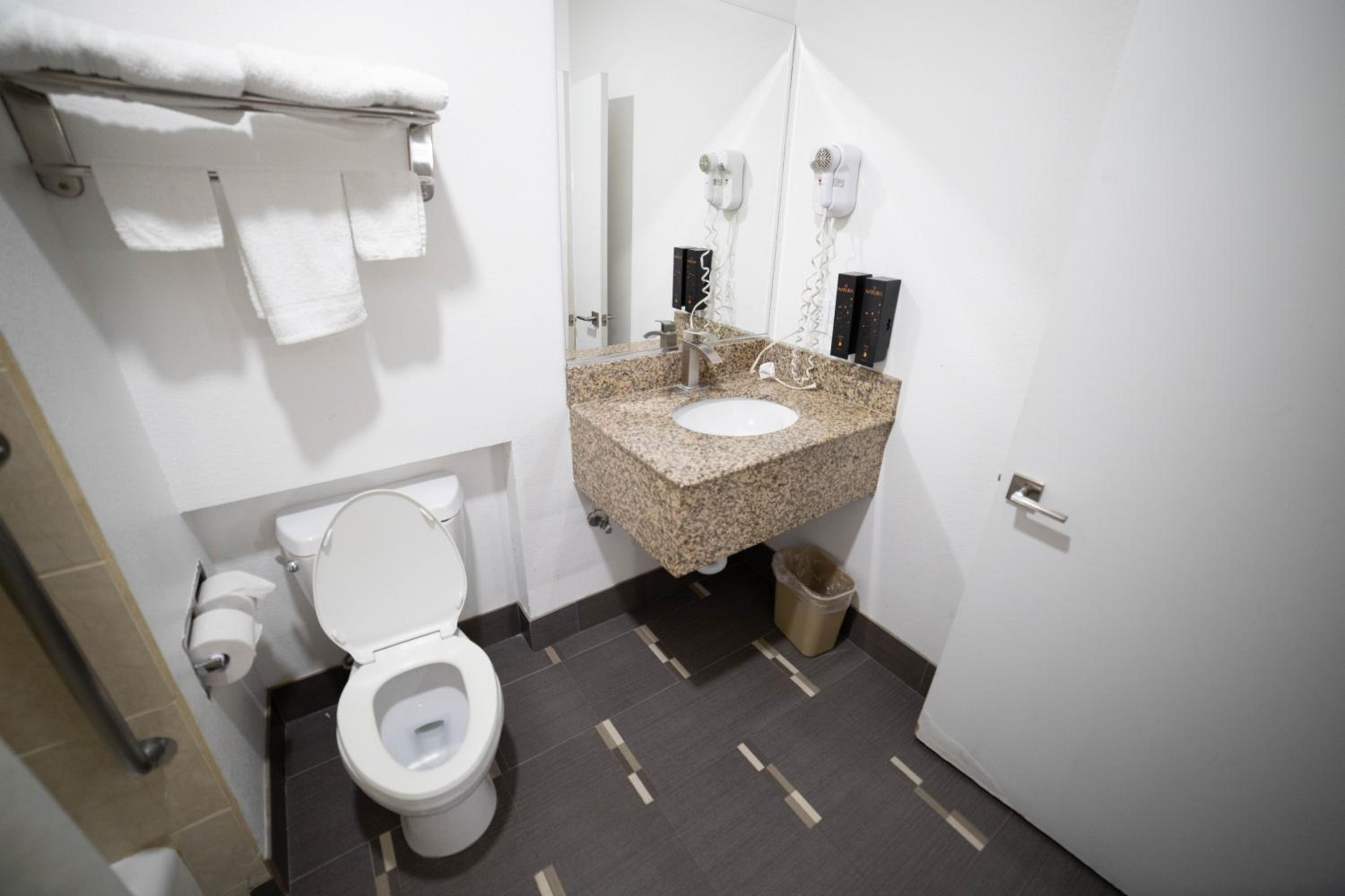 Suite with Hot Tub - Photo 6