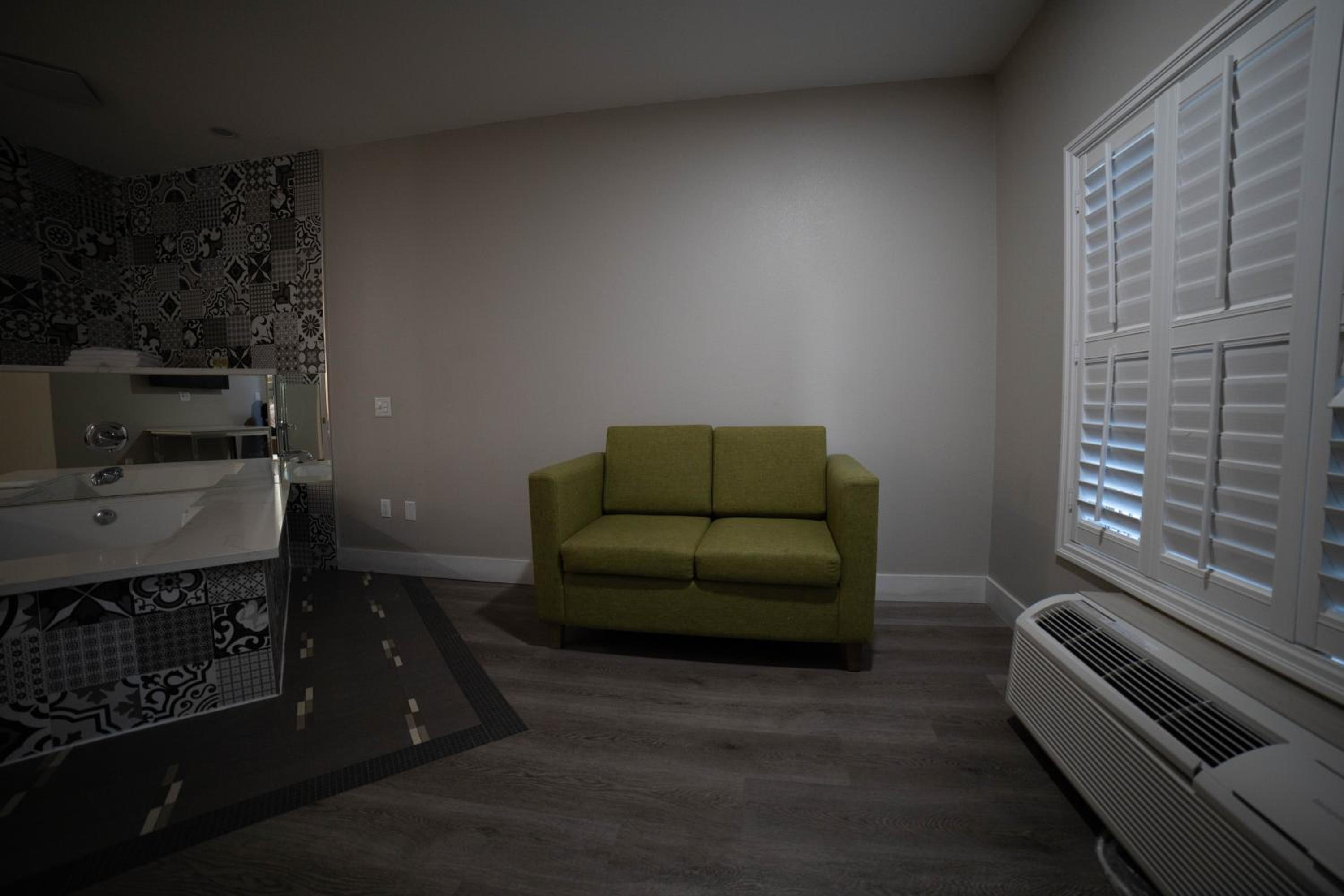 Suite with Hot Tub - Photo 5