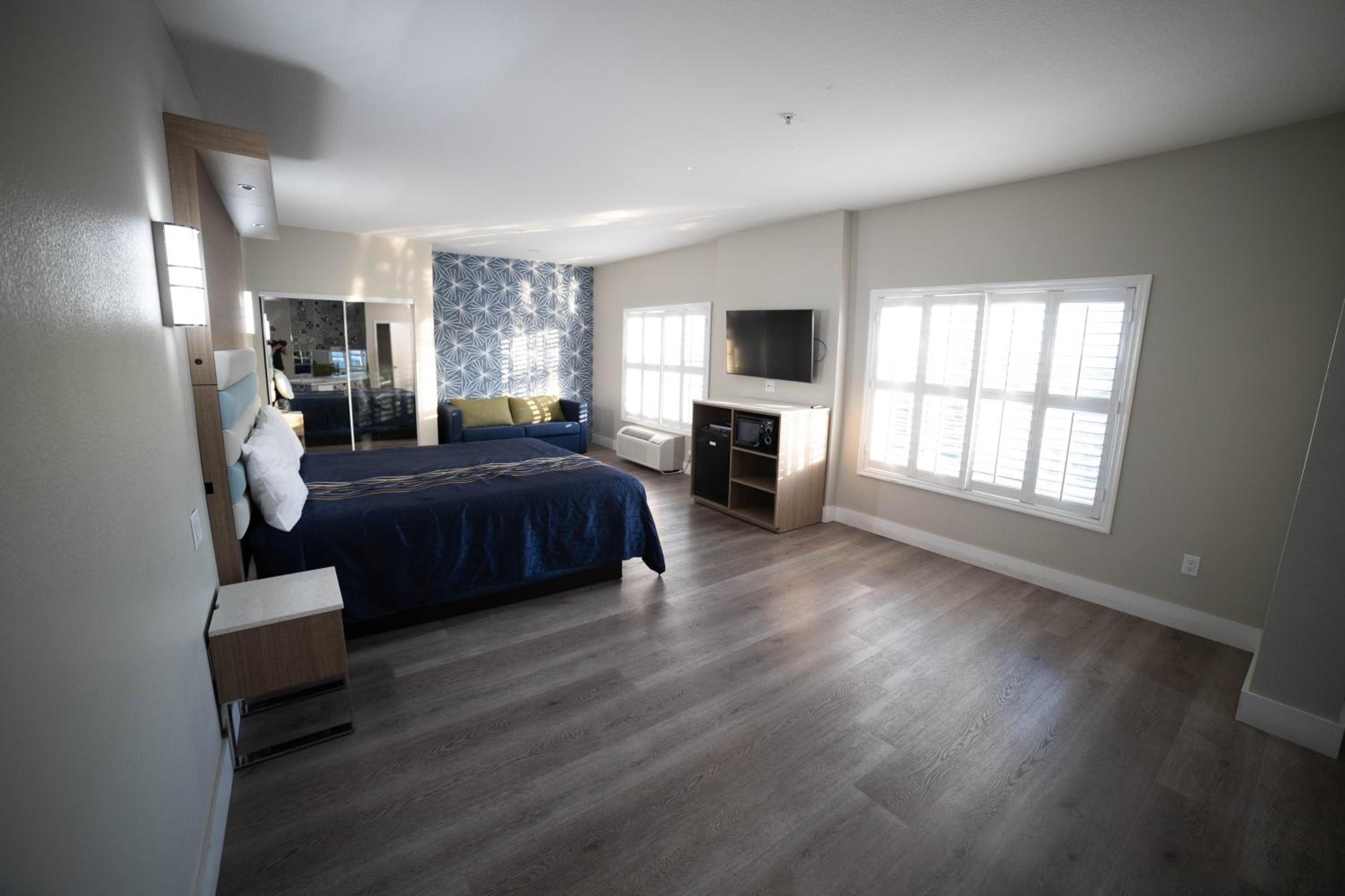 Suite with Hot Tub - Photo 16