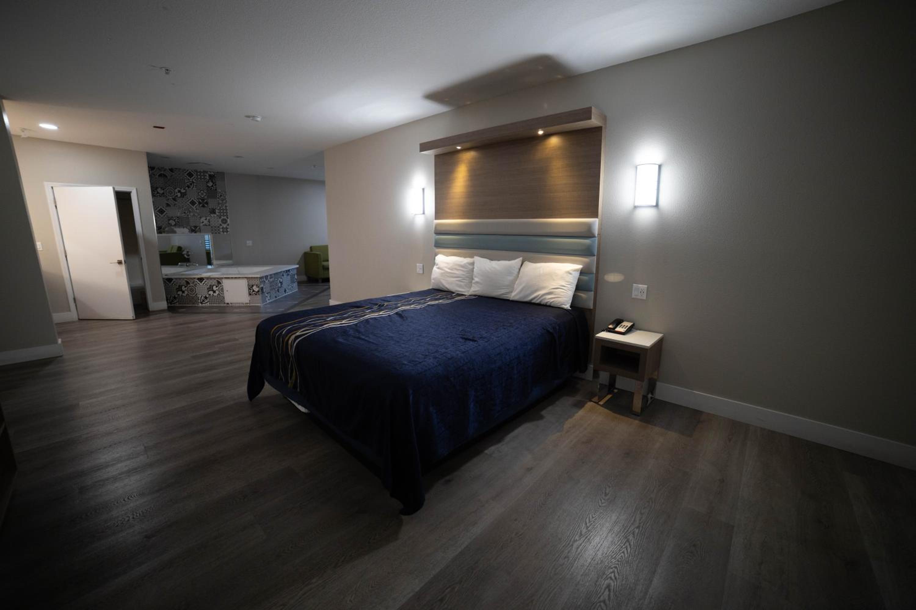 Suite with Hot Tub - Photo 3