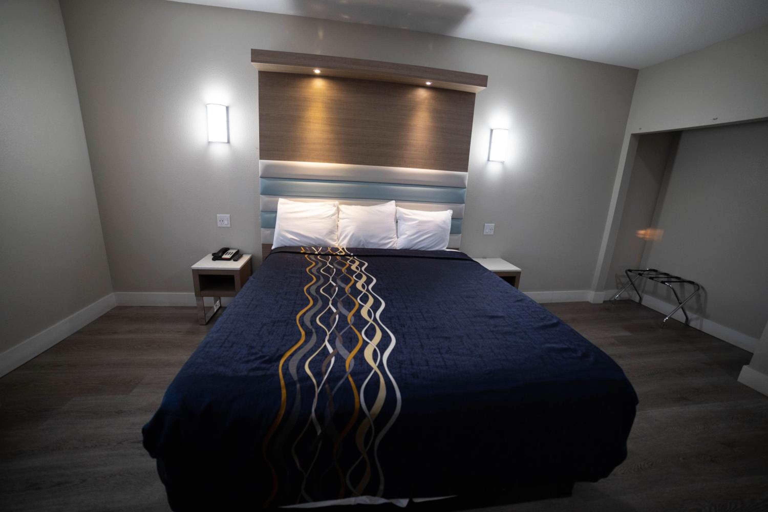 Suite with Hot Tub - Photo 22