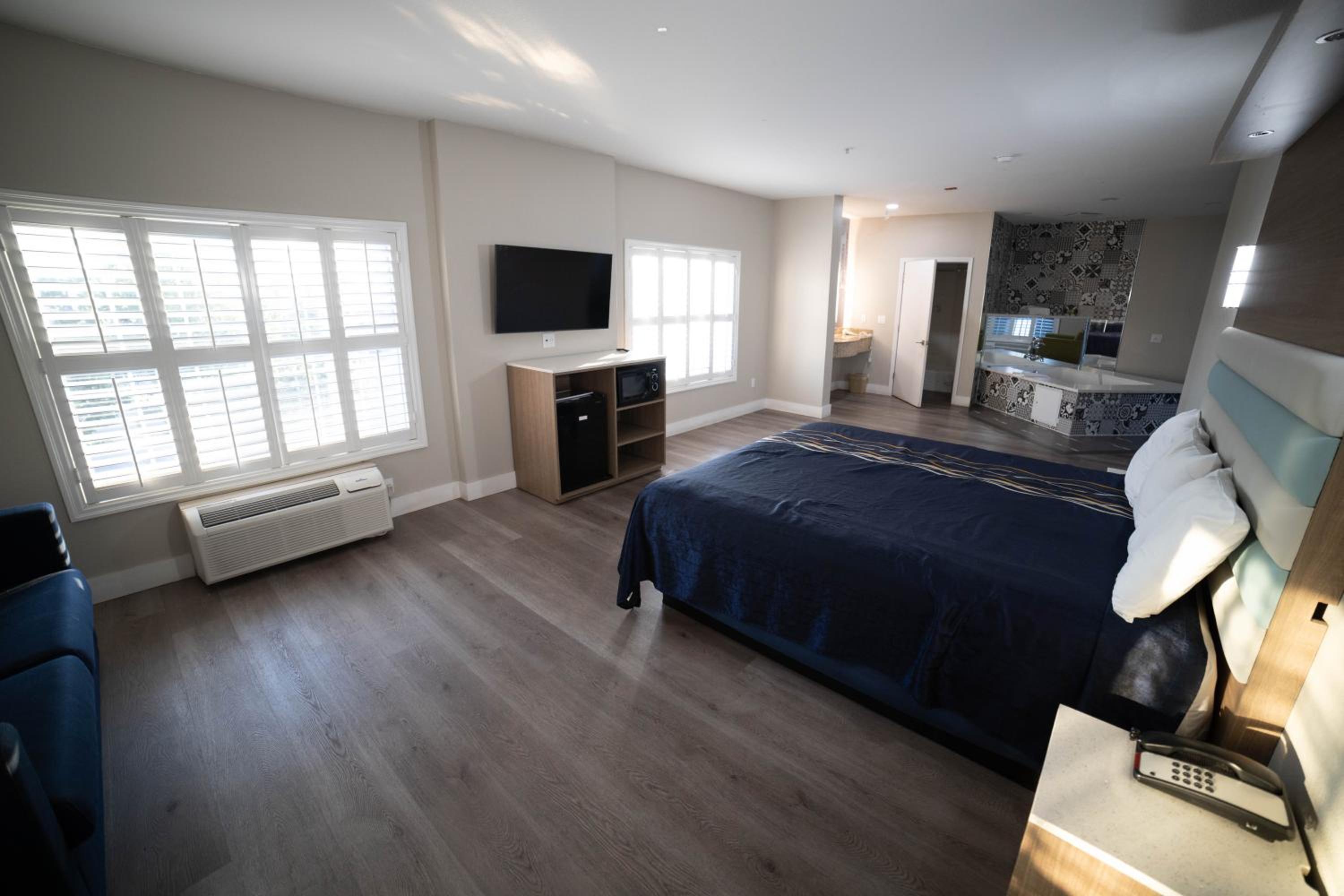 Suite with Hot Tub - Photo 2