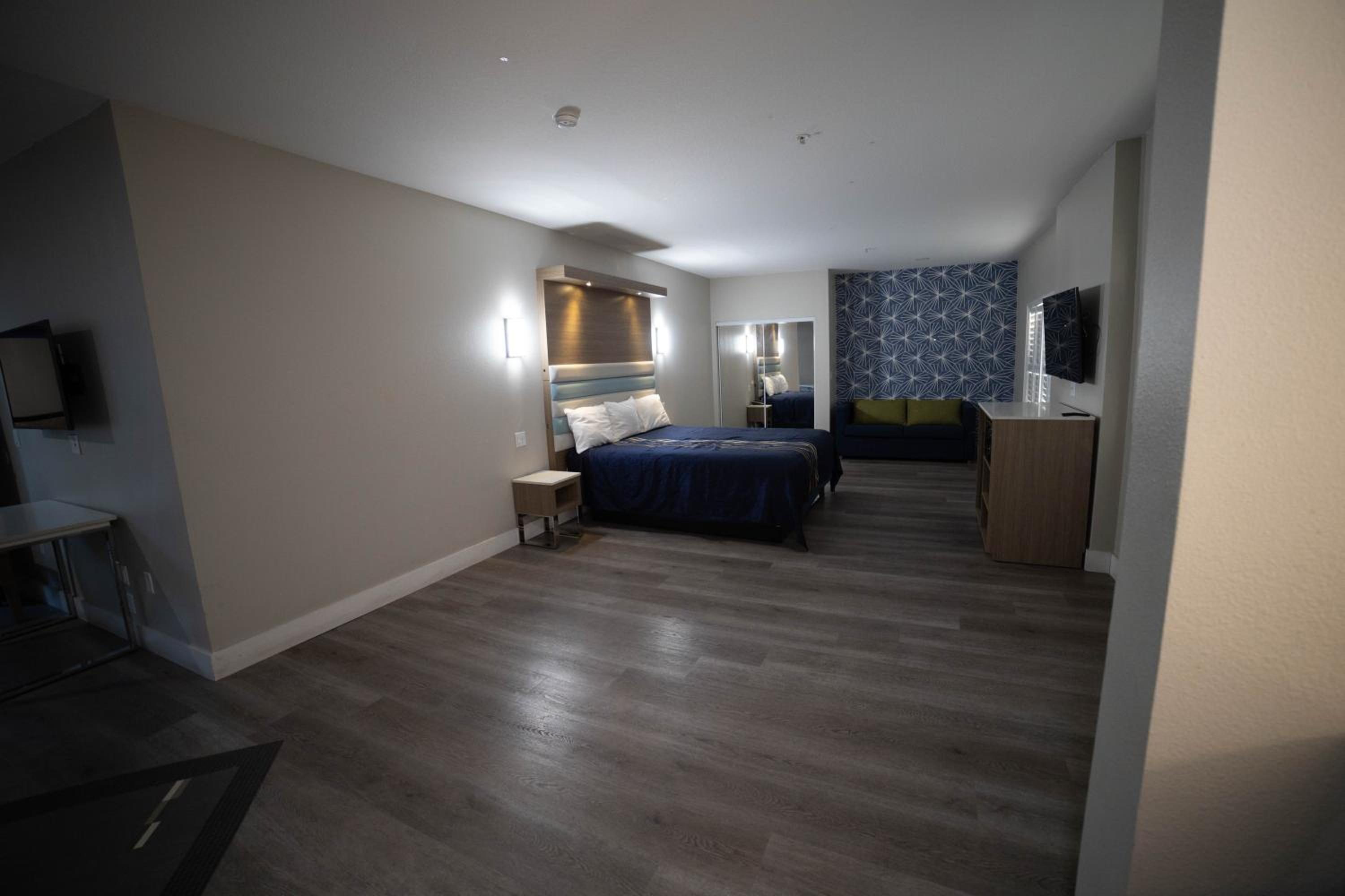 Suite with Hot Tub - Photo 1