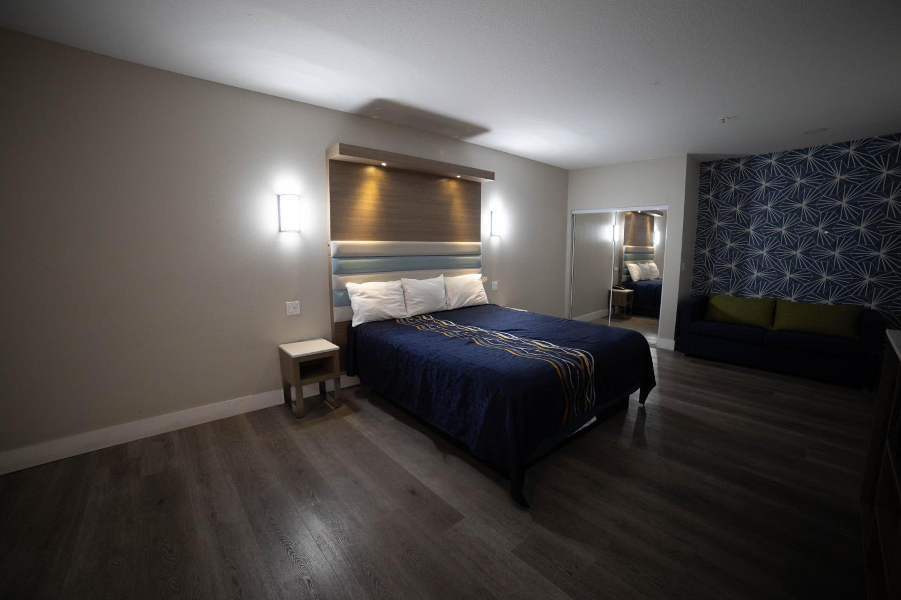 Suite with Hot Tub - Photo 21