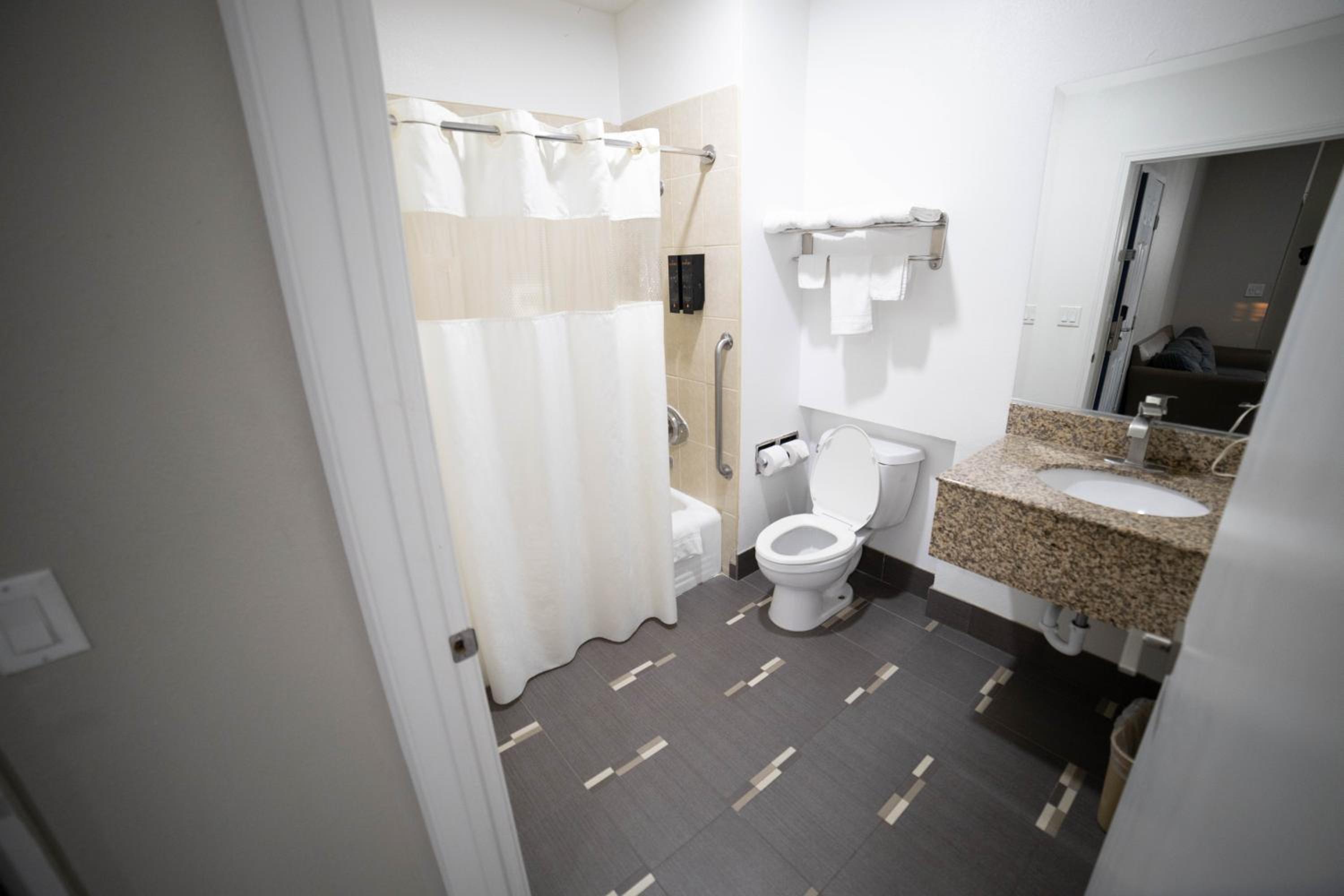 Suite with Hot Tub - Photo 28