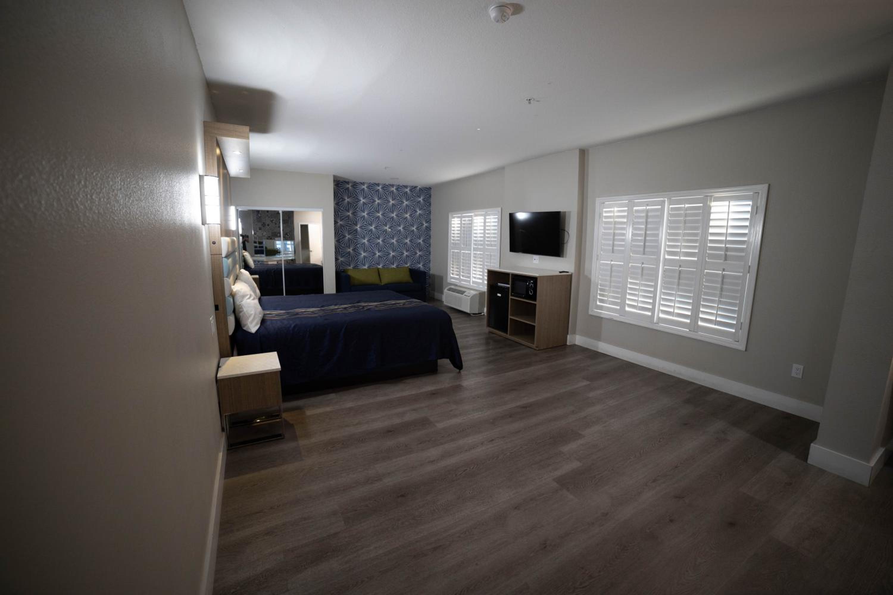 Suite with Hot Tub - Photo 27