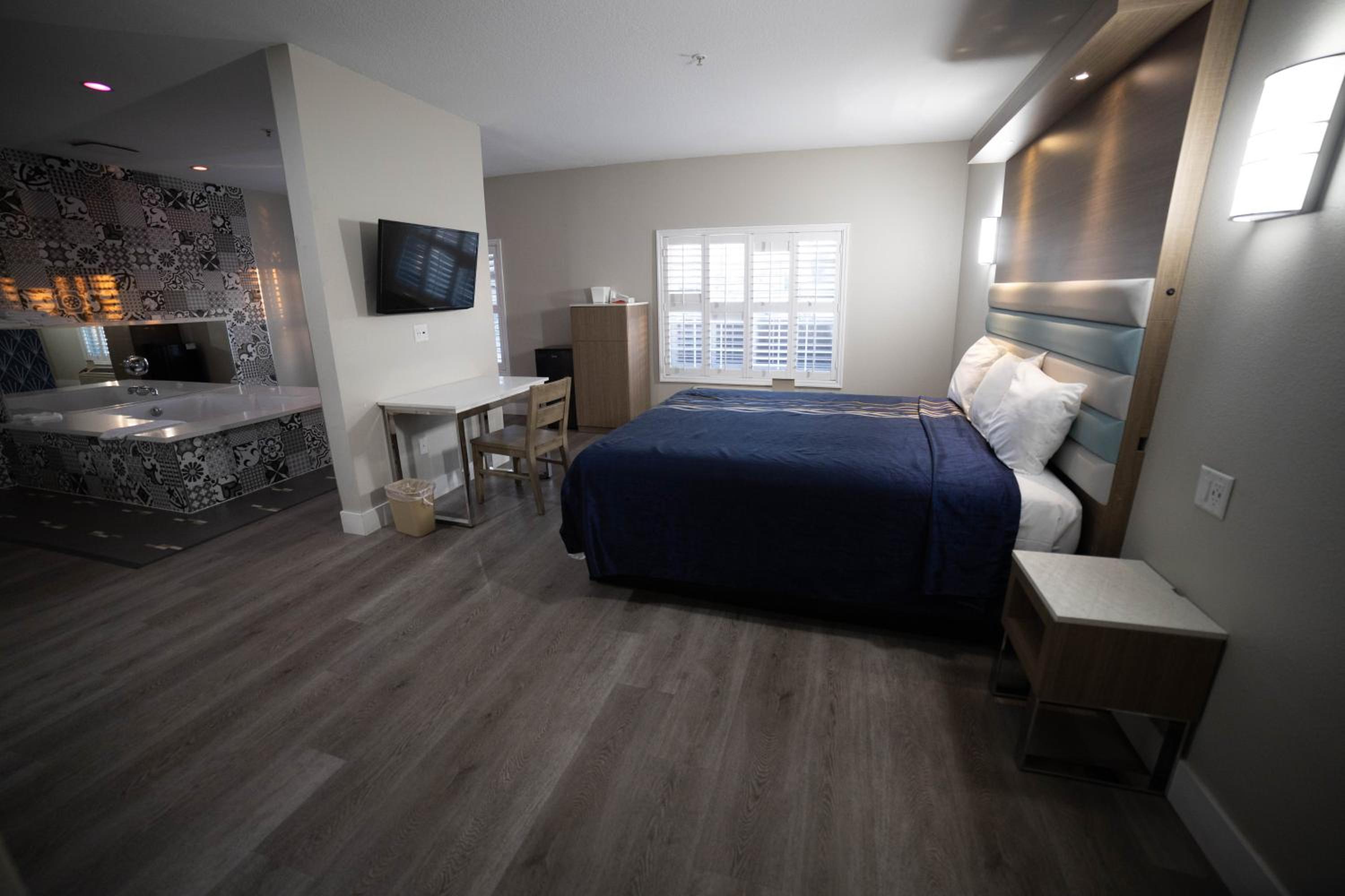Suite with Hot Tub - Photo 26