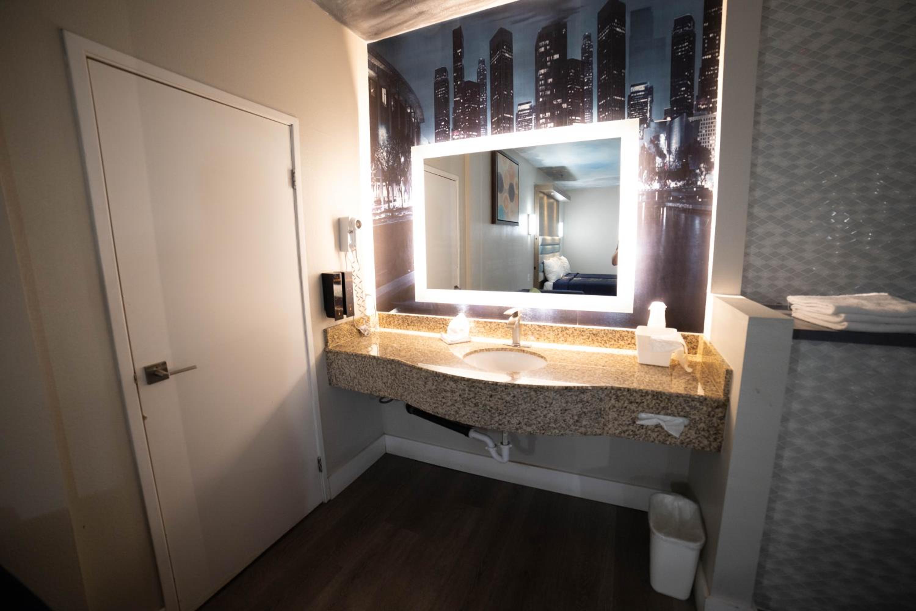 King Room with Spa Bath - Photo 6