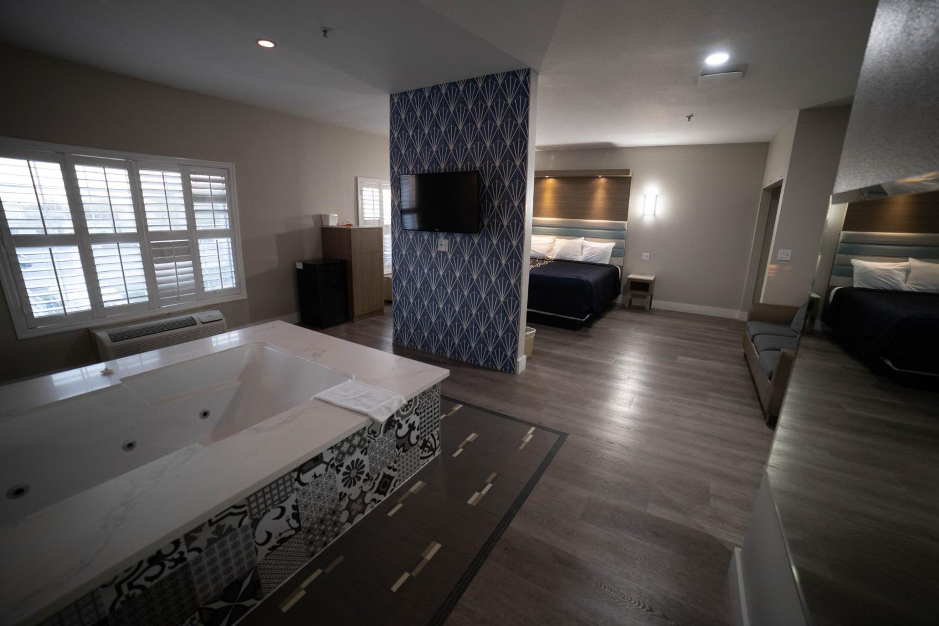 Suite with Hot Tub - Photo 25