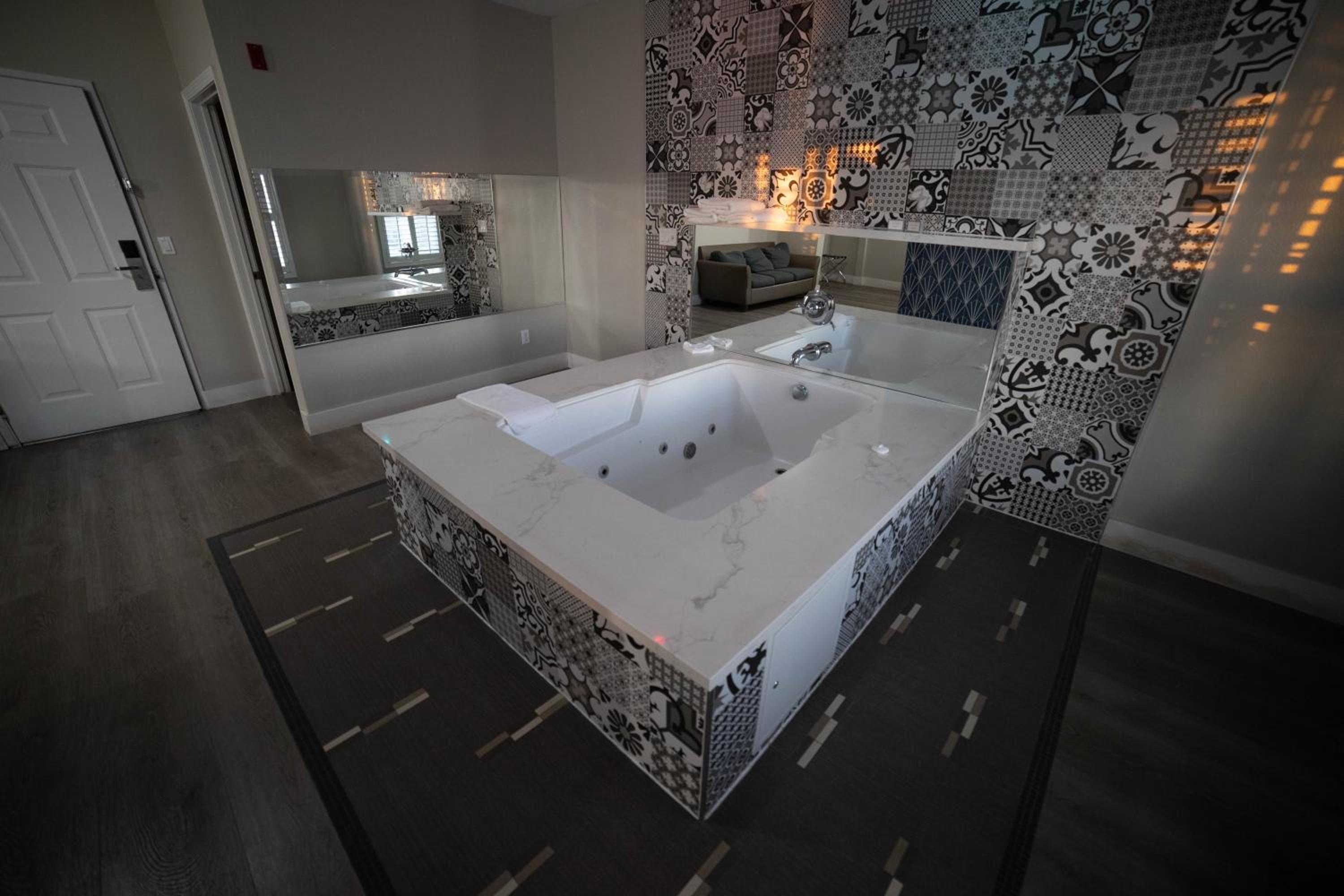 Suite with Hot Tub - Photo 24