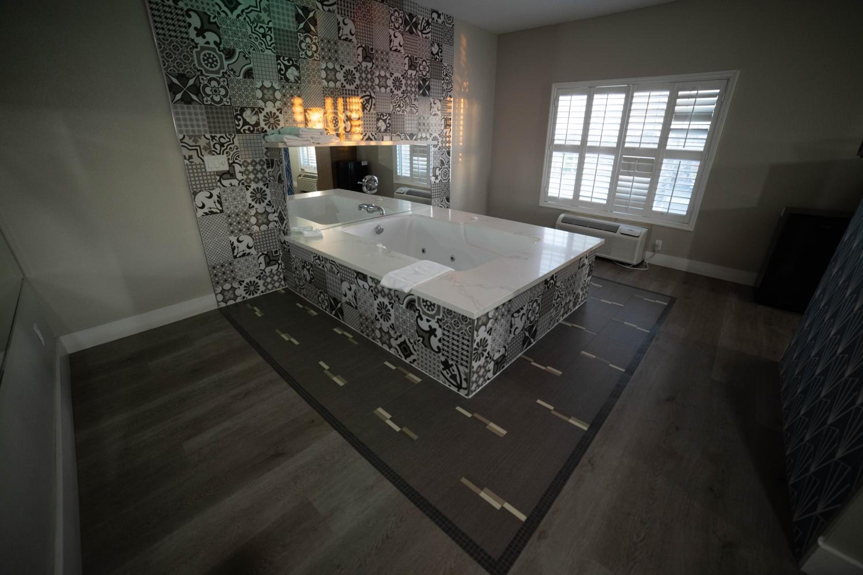 Suite with Hot Tub - Photo 17