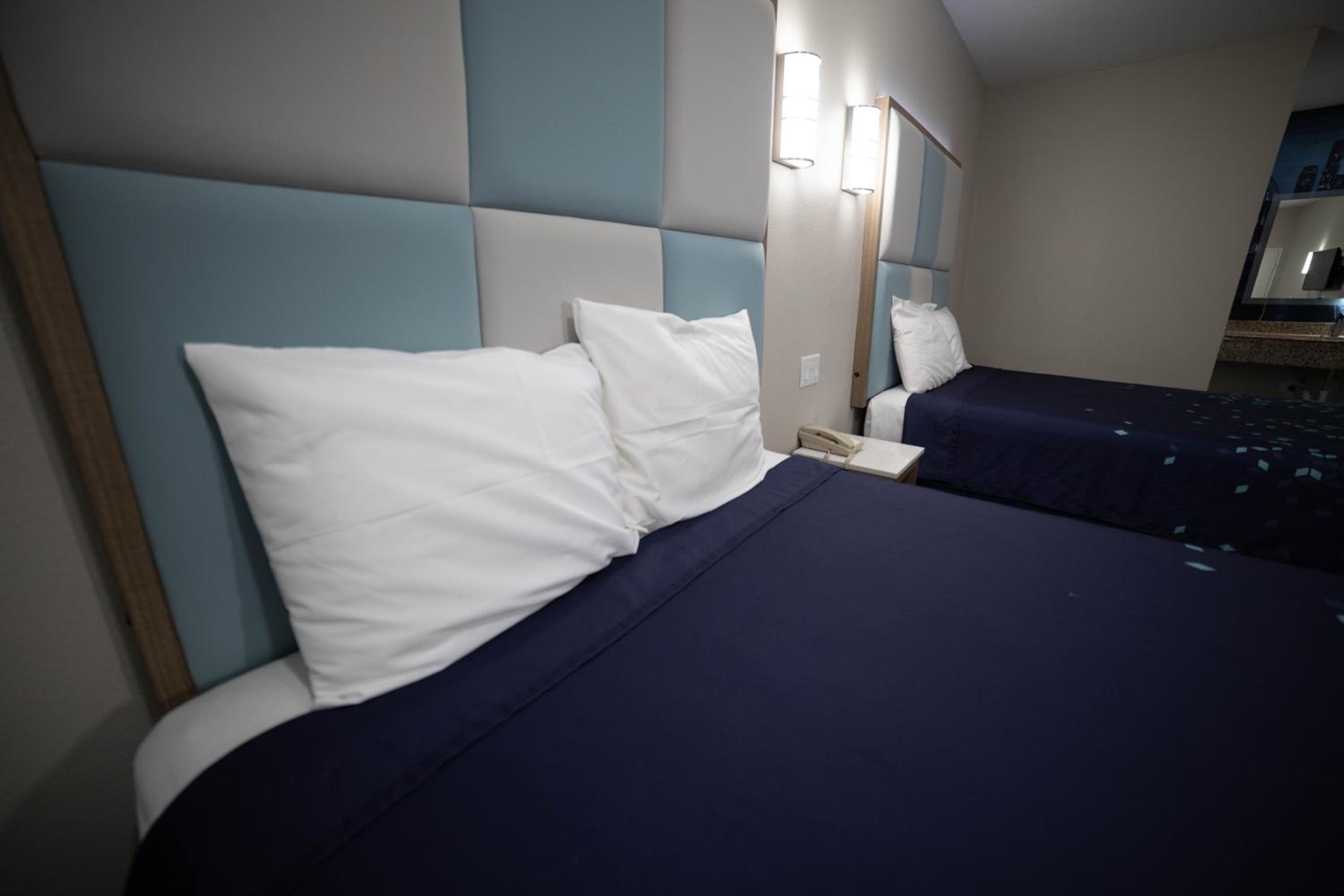 Queen Room with Two Queen Beds - Non-Smoking - Photo 8