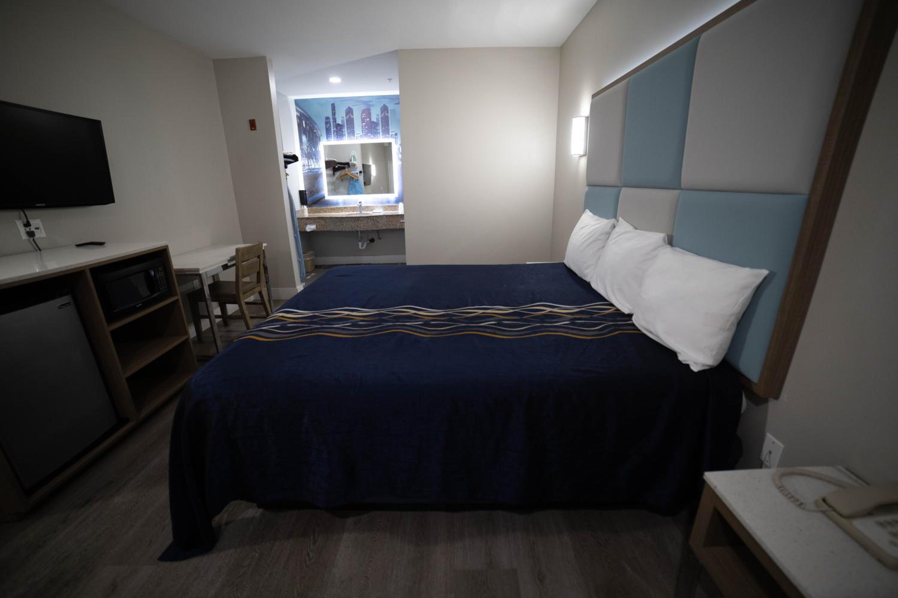Deluxe King Room - Photo 16