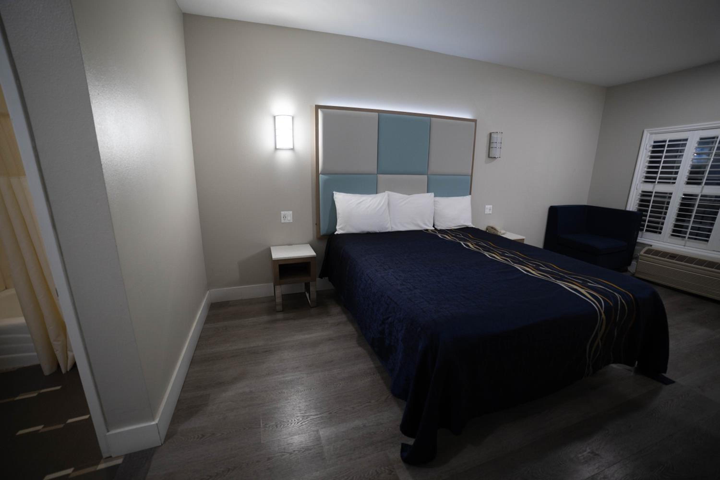 Deluxe King Room - Photo 3