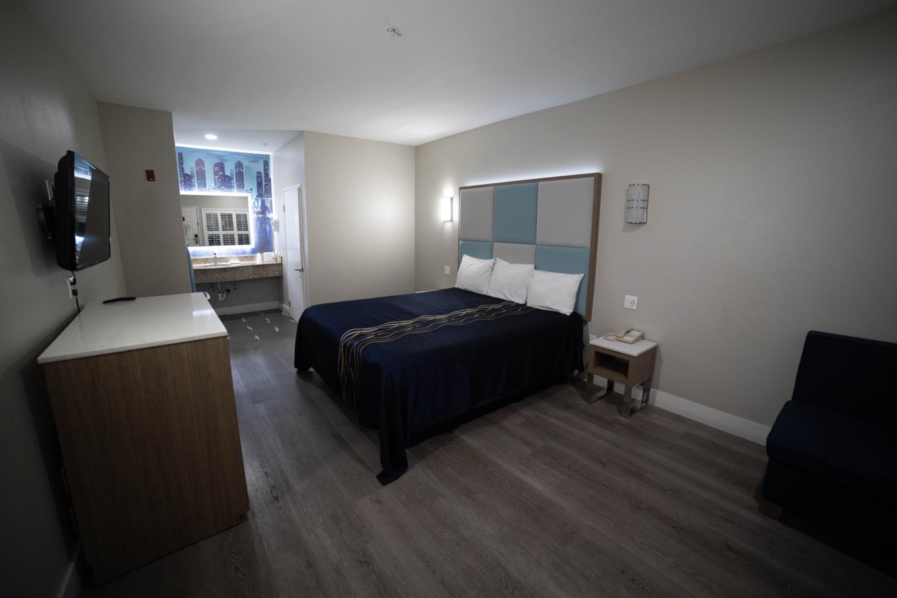 Deluxe King Room - Photo 4