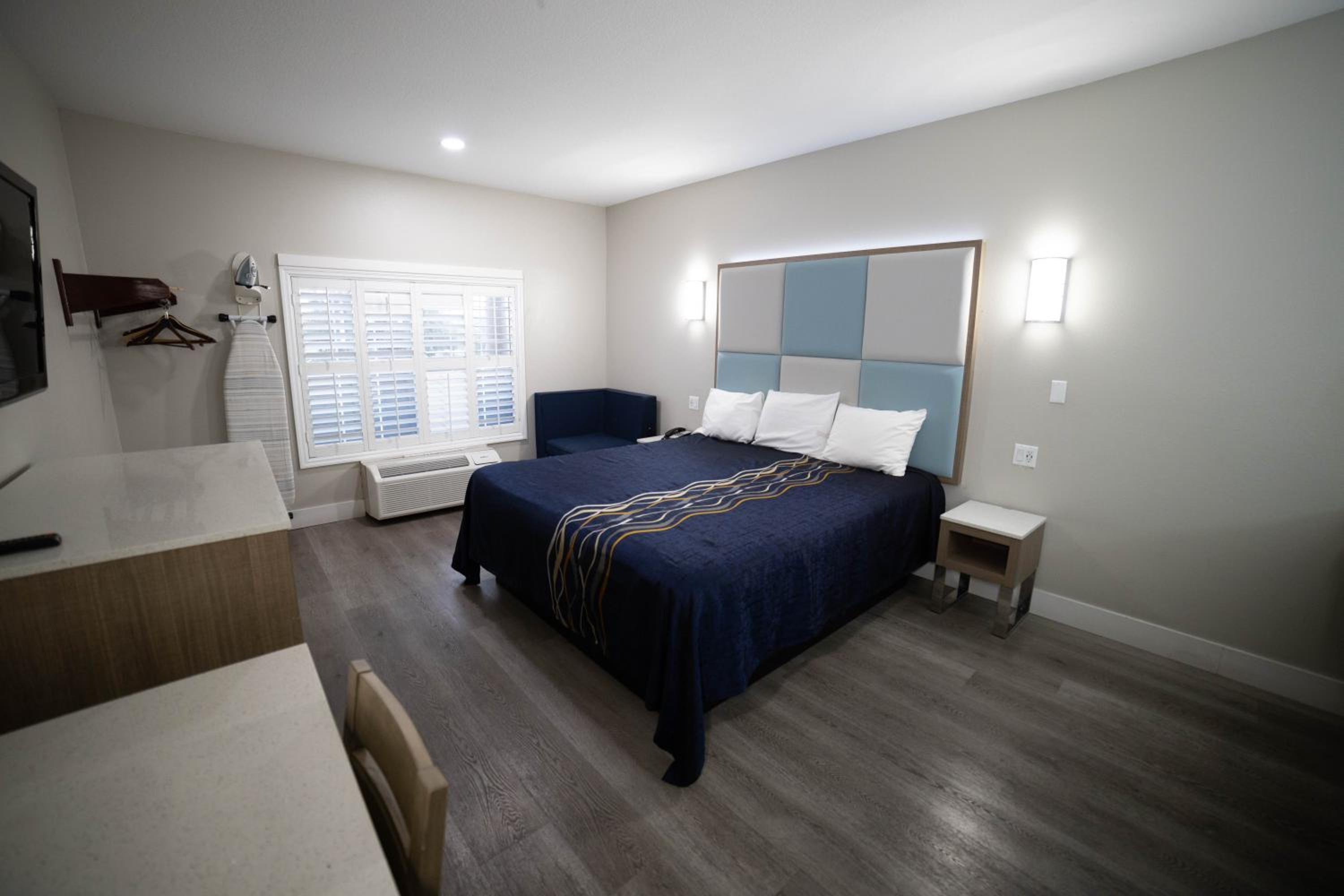Deluxe King Room - Photo 1