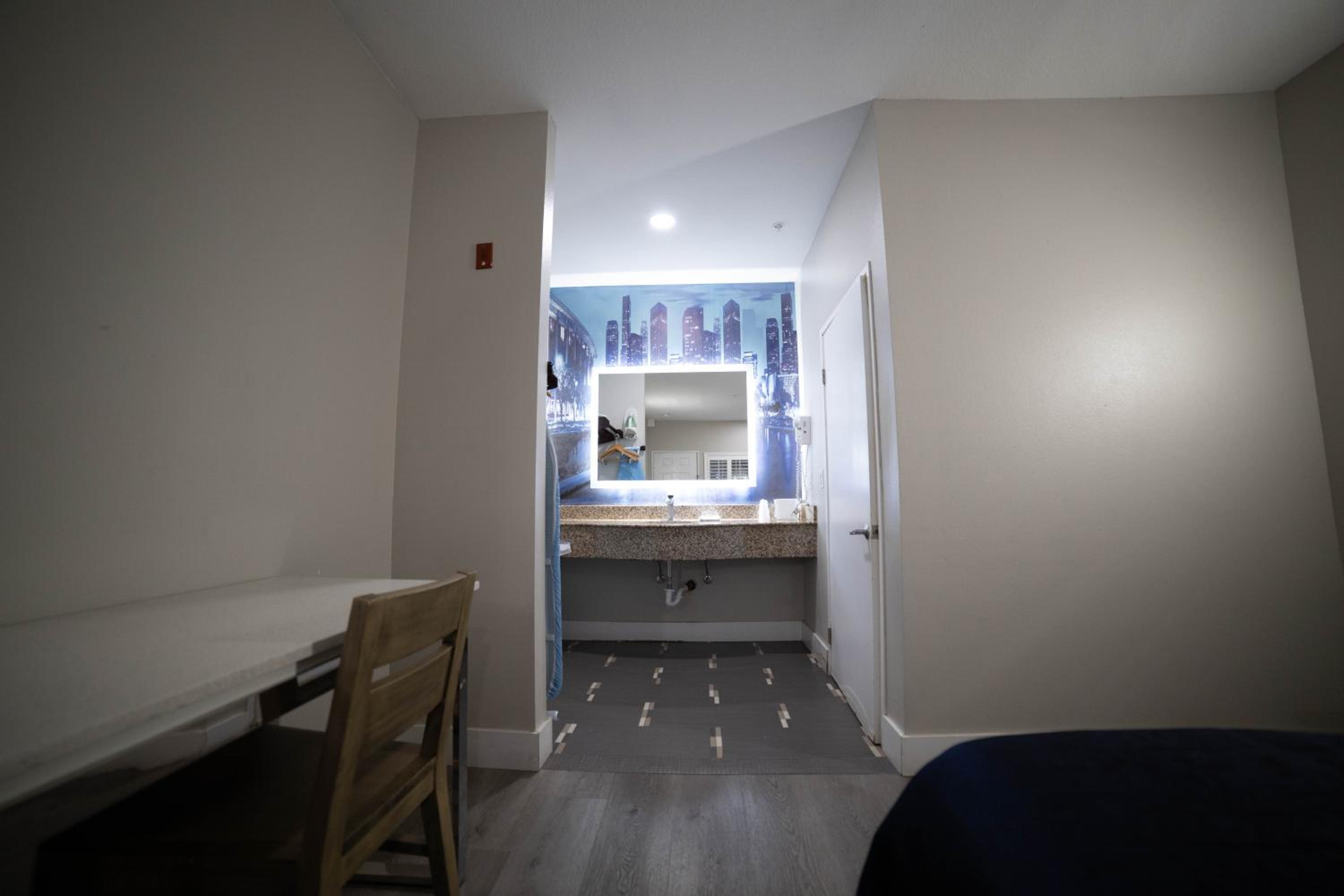 Deluxe King Room - Photo 7