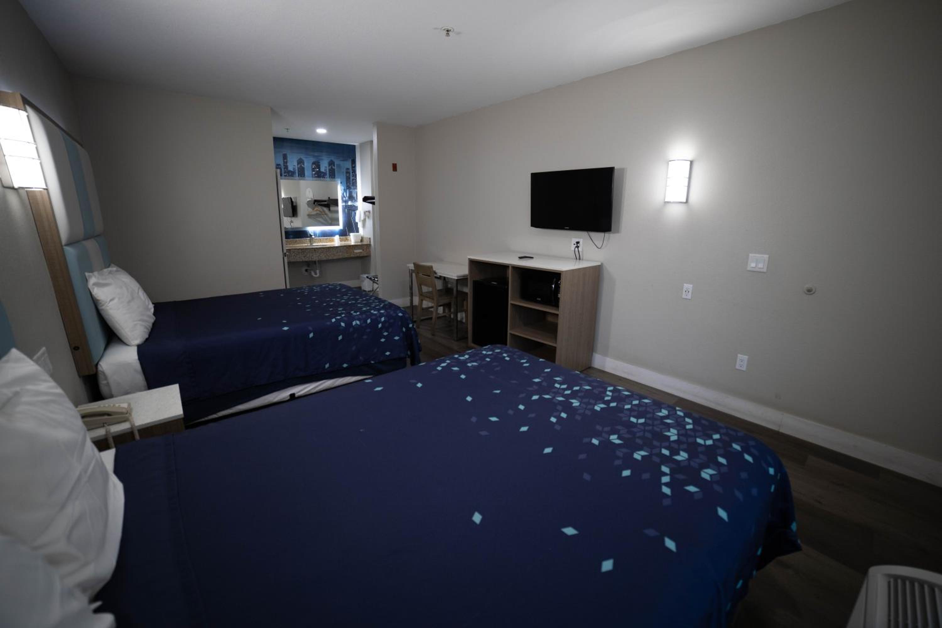 Queen Room with Two Queen Beds - Non-Smoking - Photo 7