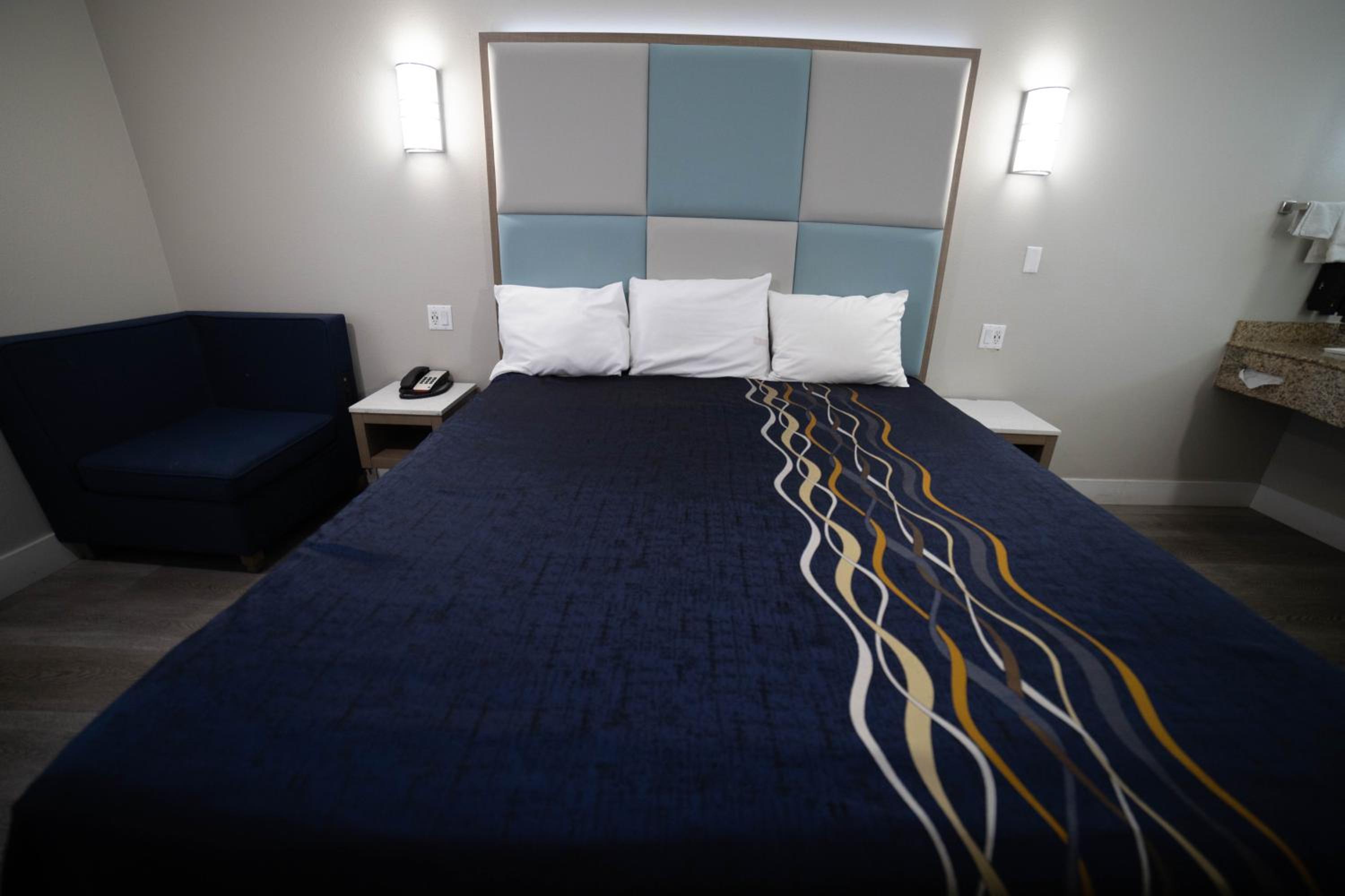 Deluxe King Room - Photo 8