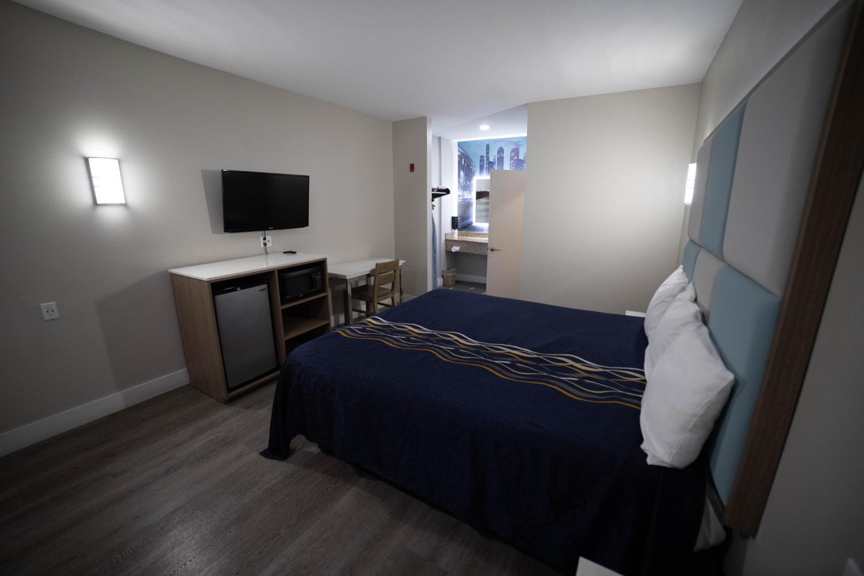 Deluxe King Room - Photo 10