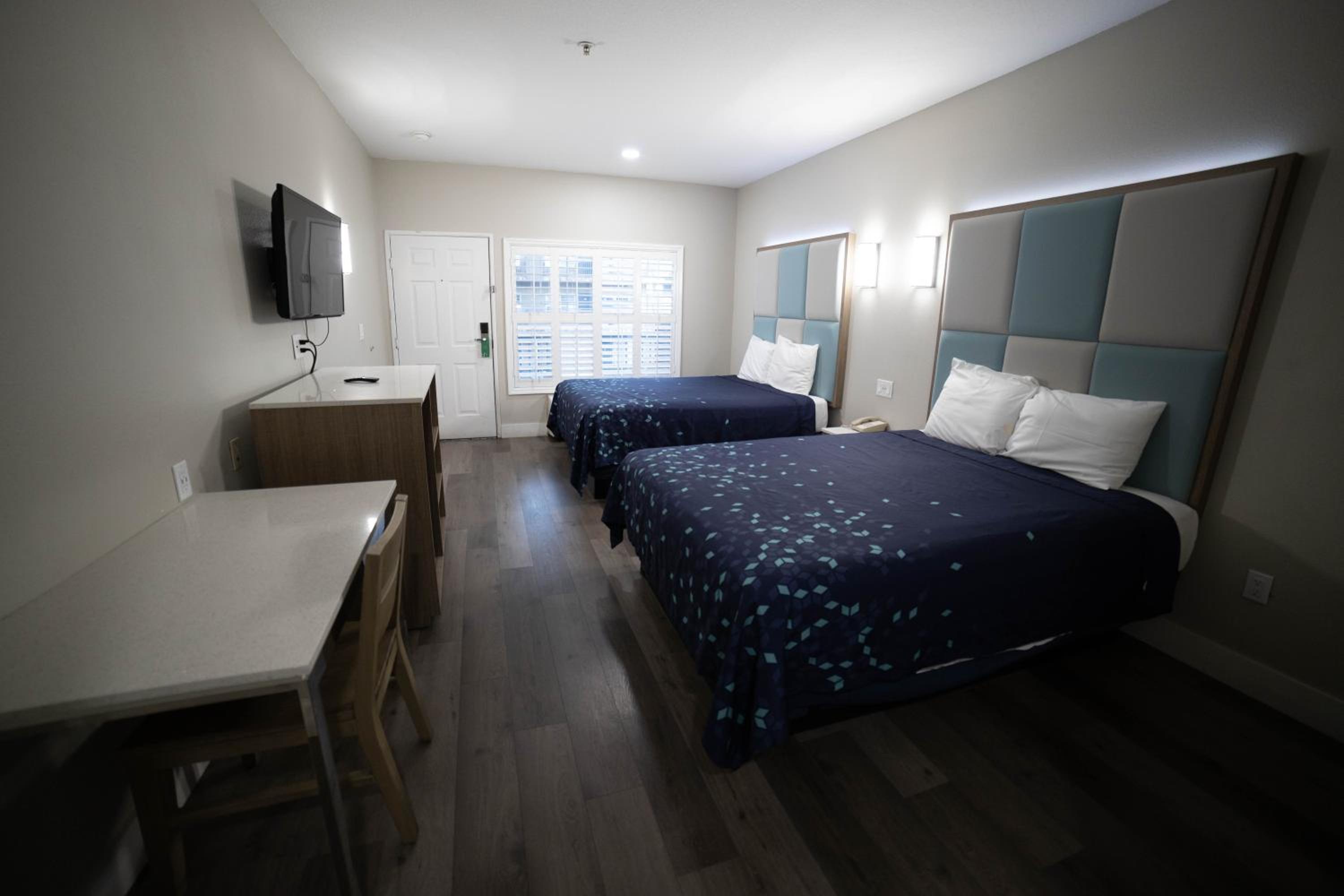 Queen Room with Two Queen Beds - Non-Smoking - Photo 6