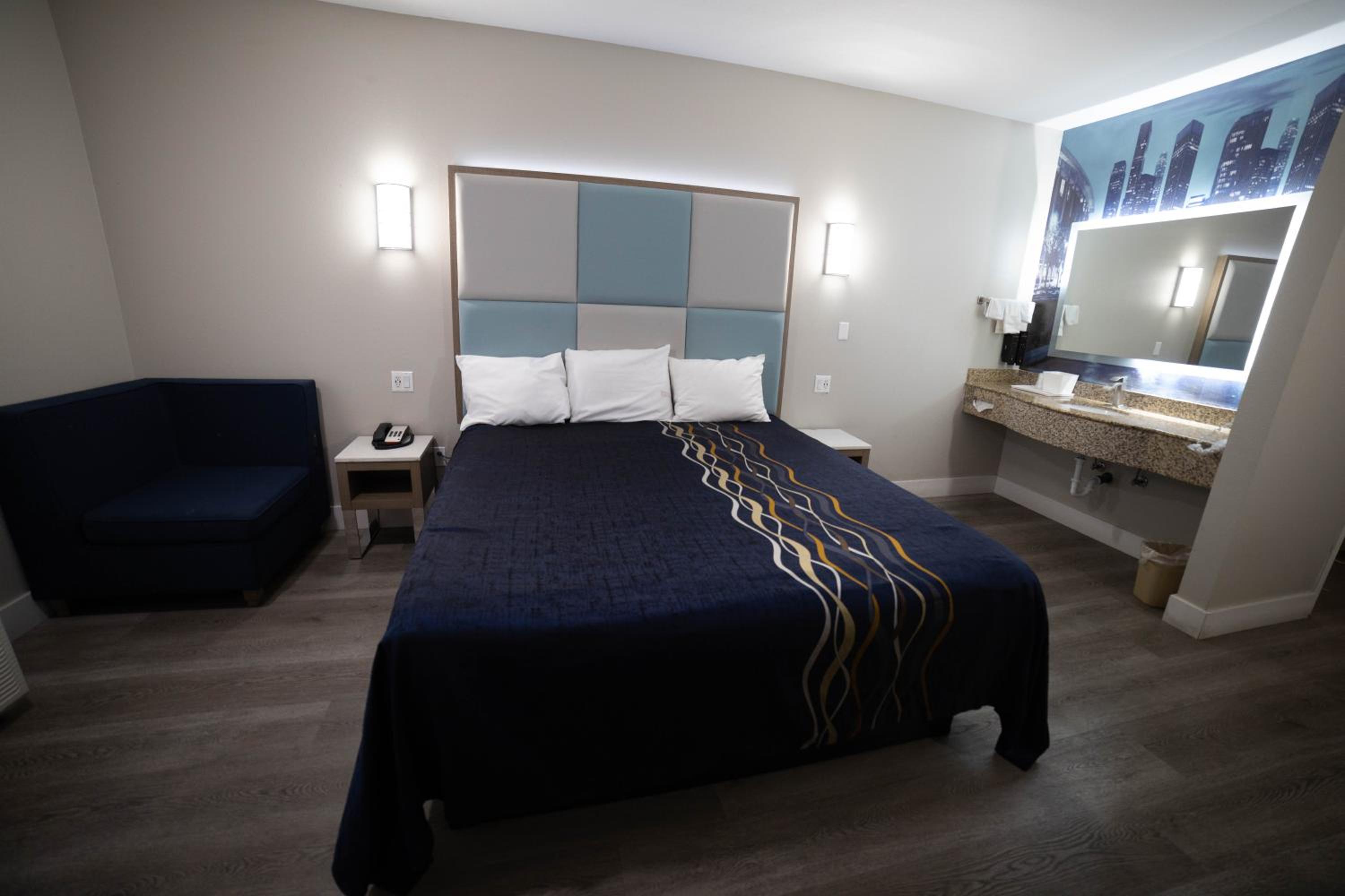 Deluxe King Room - Photo 11