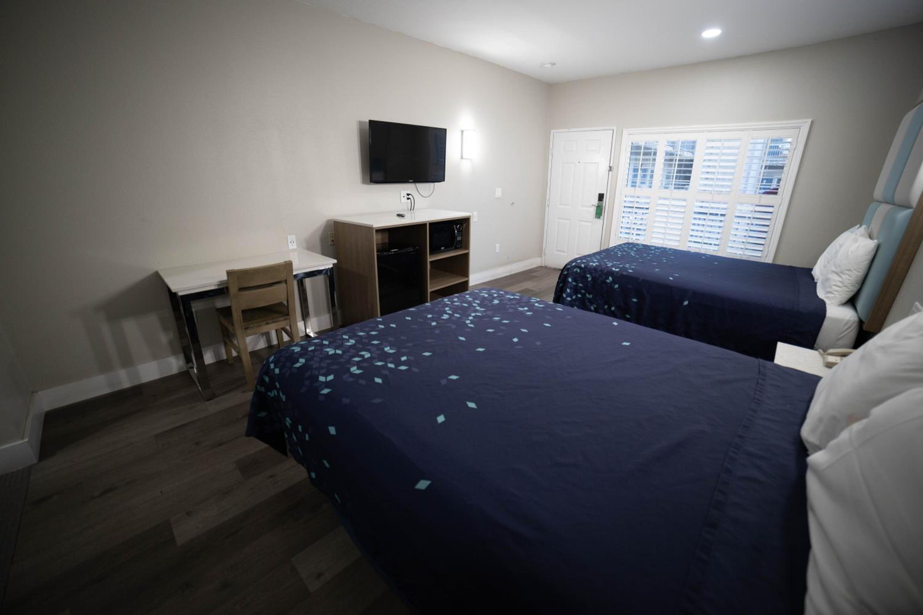 Queen Room with Two Queen Beds - Non-Smoking - Photo 5
