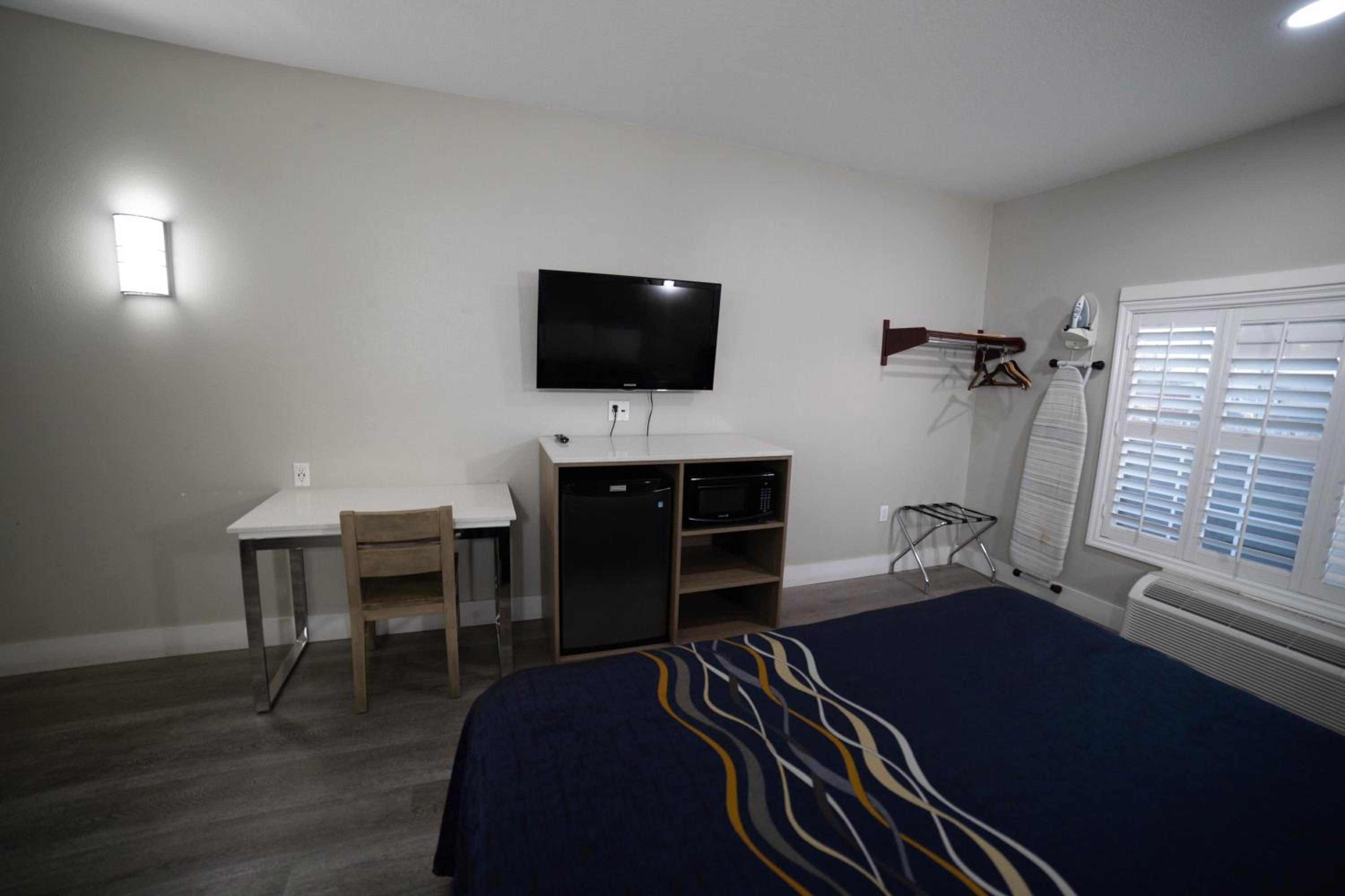 Deluxe King Room - Photo 12