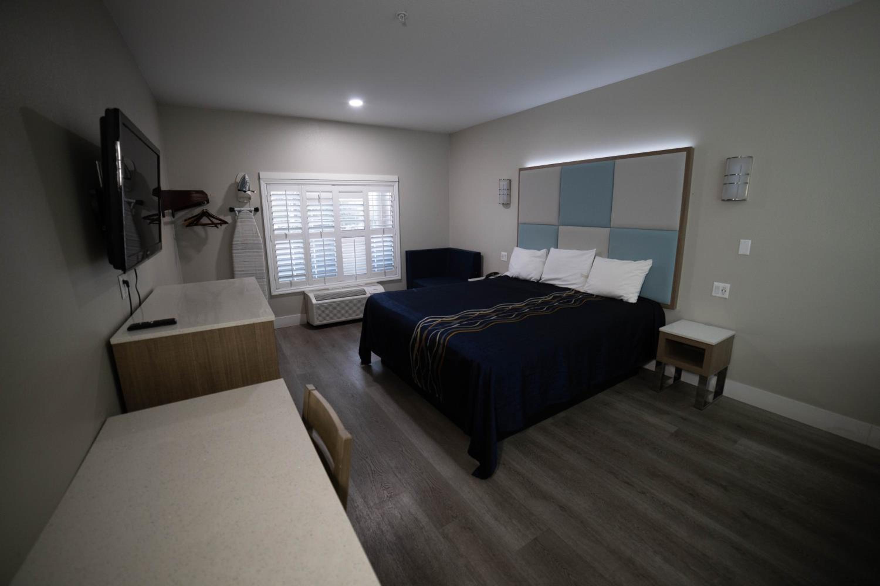 Deluxe King Room - Photo 9