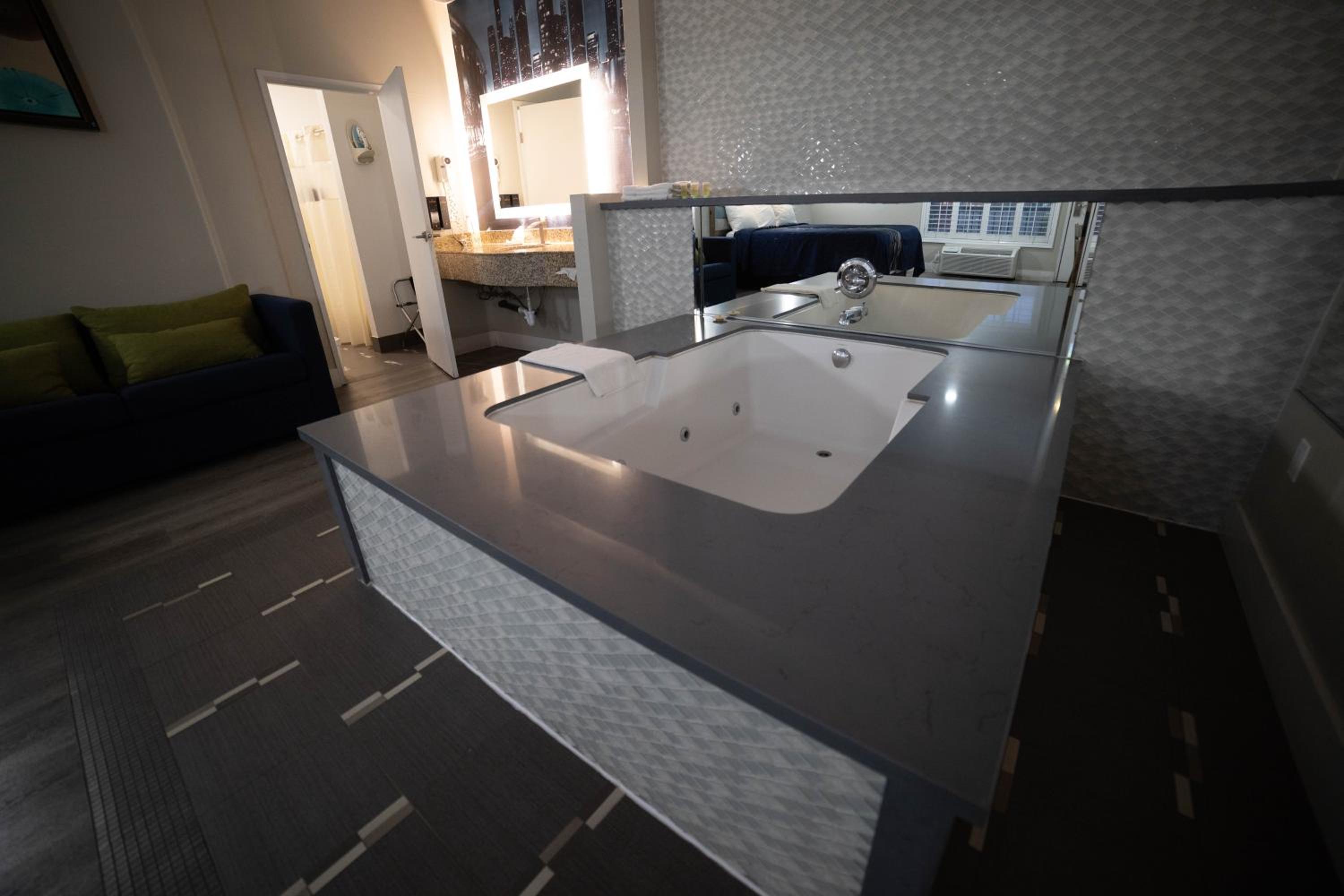 King Room with Spa Bath - Photo 12