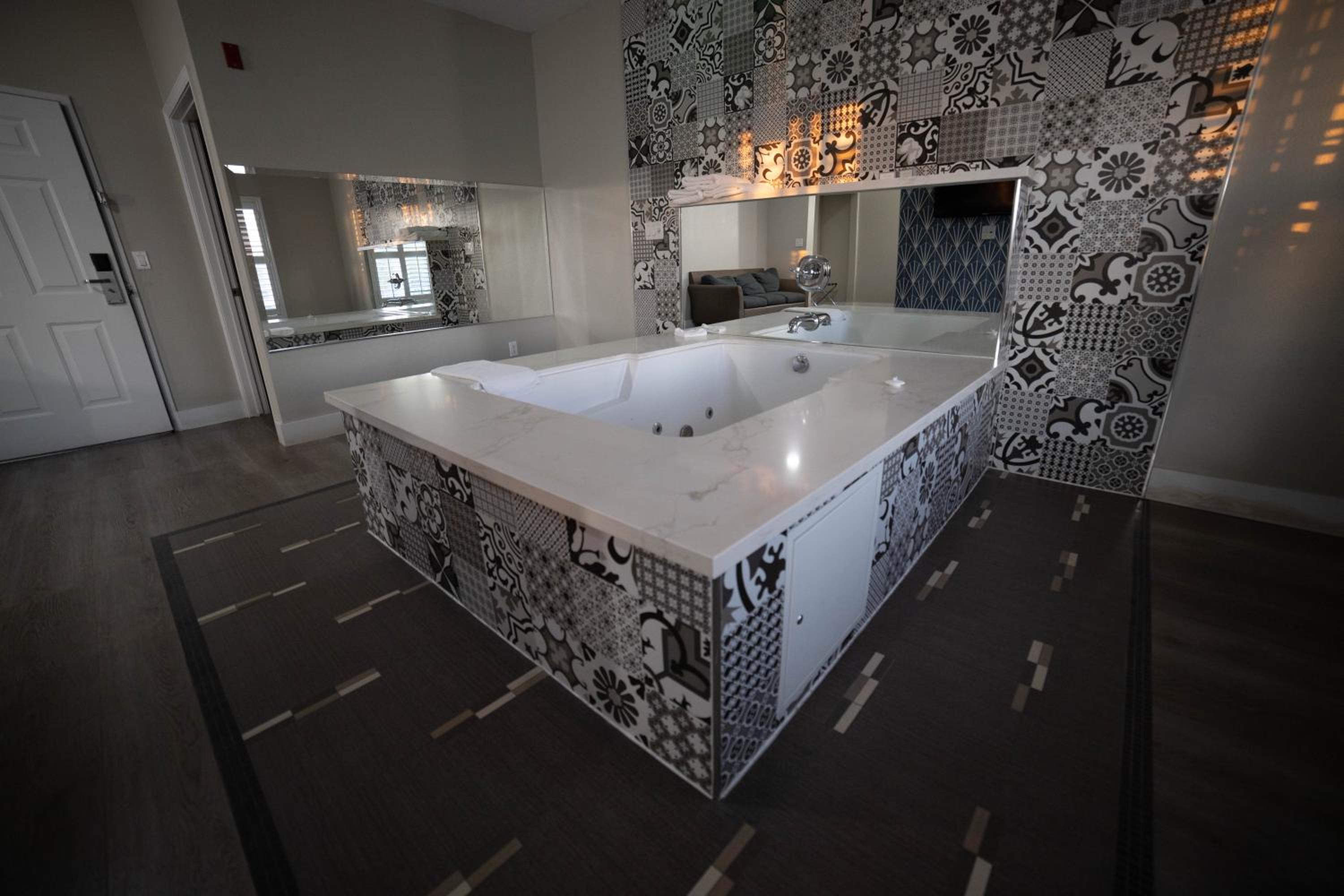 Suite with Hot Tub - Photo 23