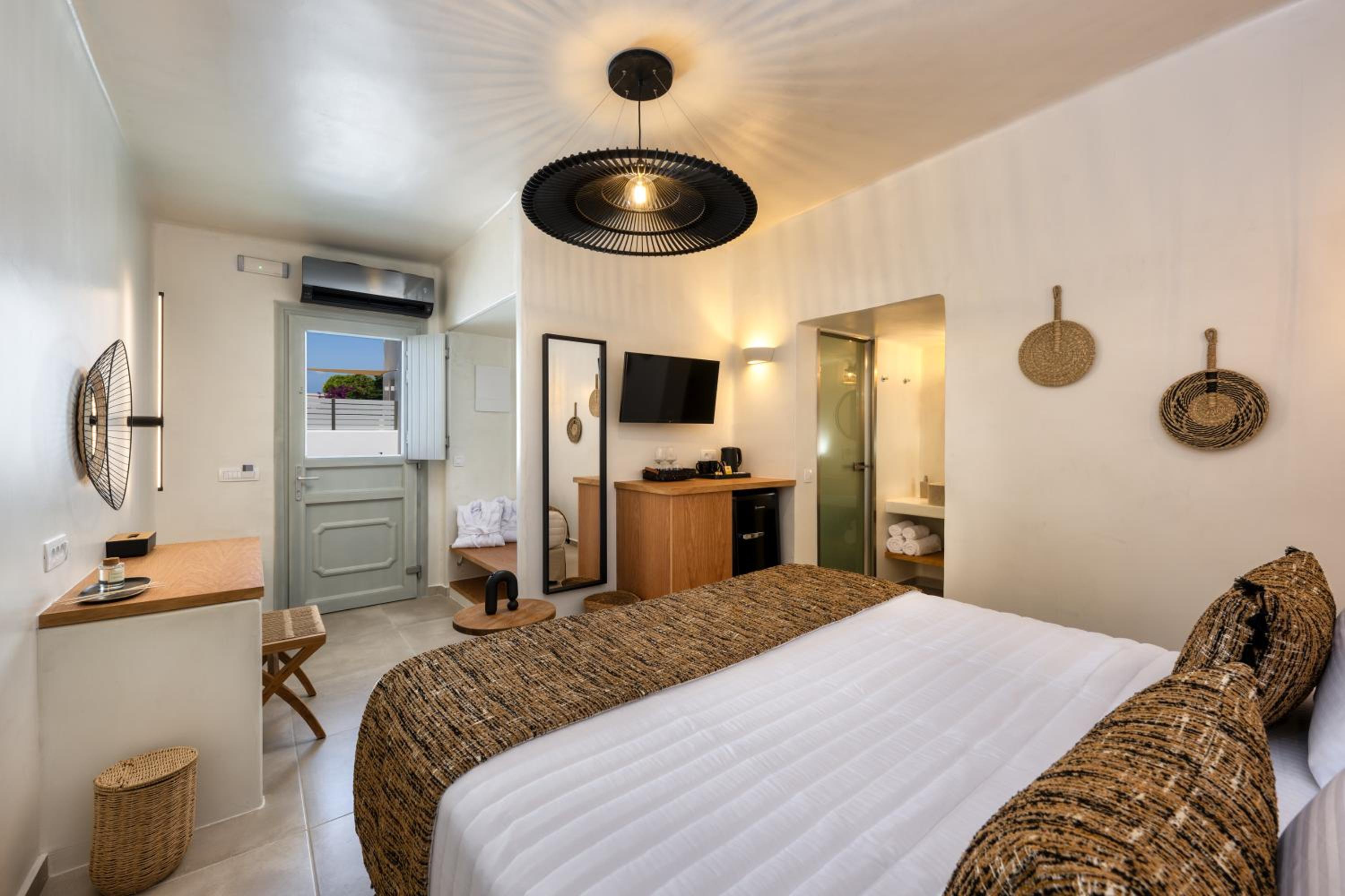 Suite with Hot Tub - Photo 22