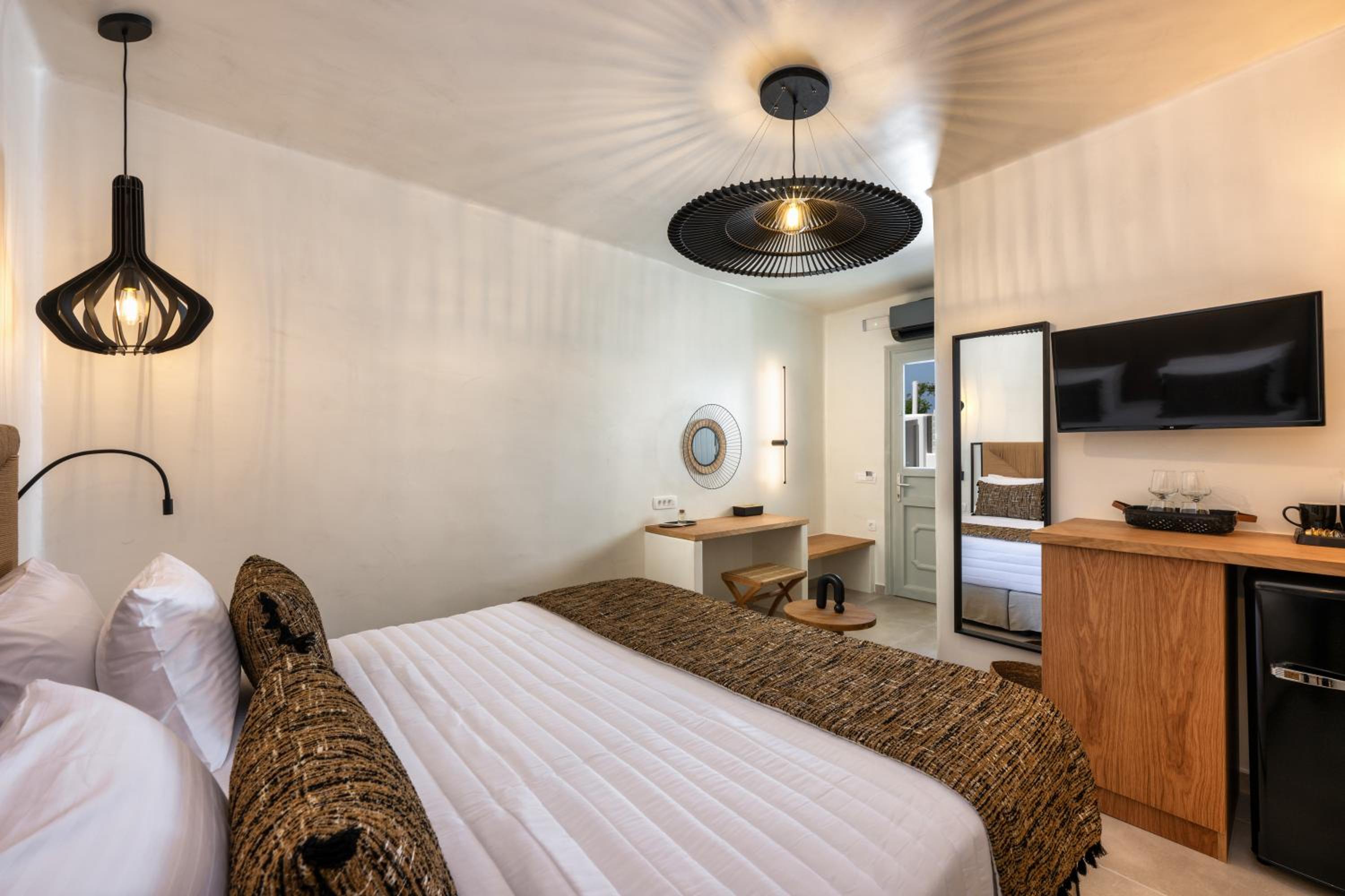 Suite with Hot Tub - Photo 10