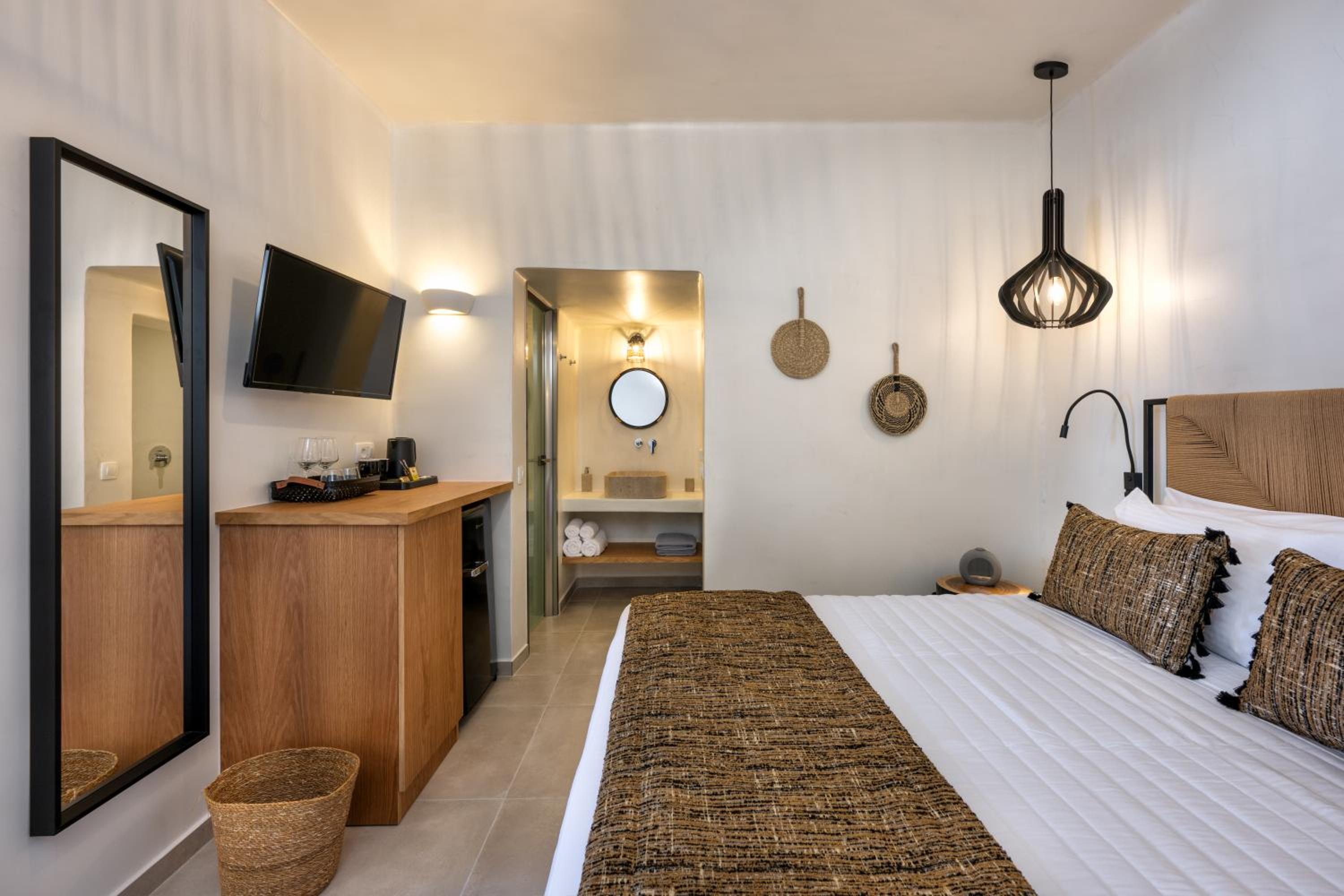 Suite with Hot Tub - Photo 9