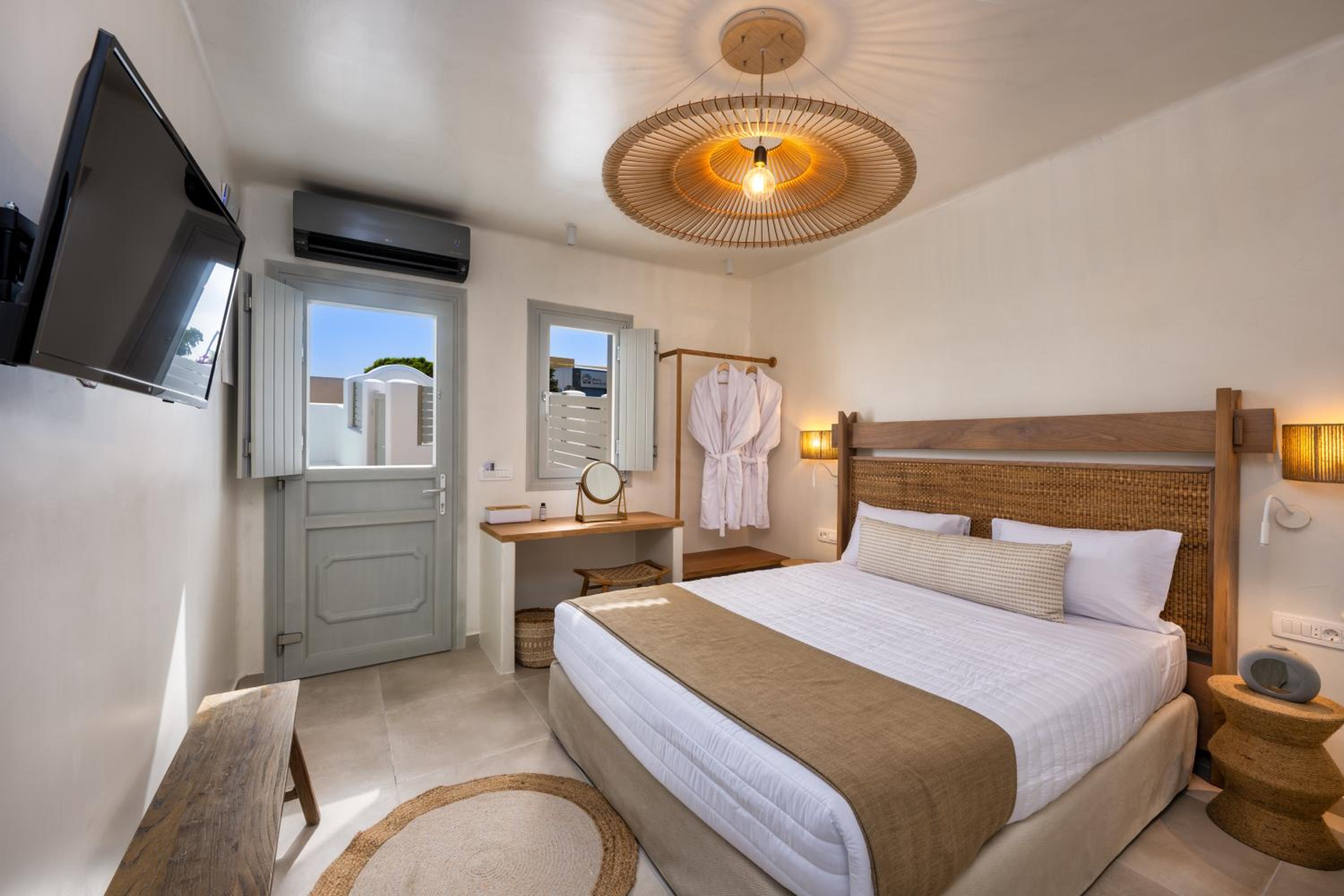 Suite with Hot Tub - Photo 8