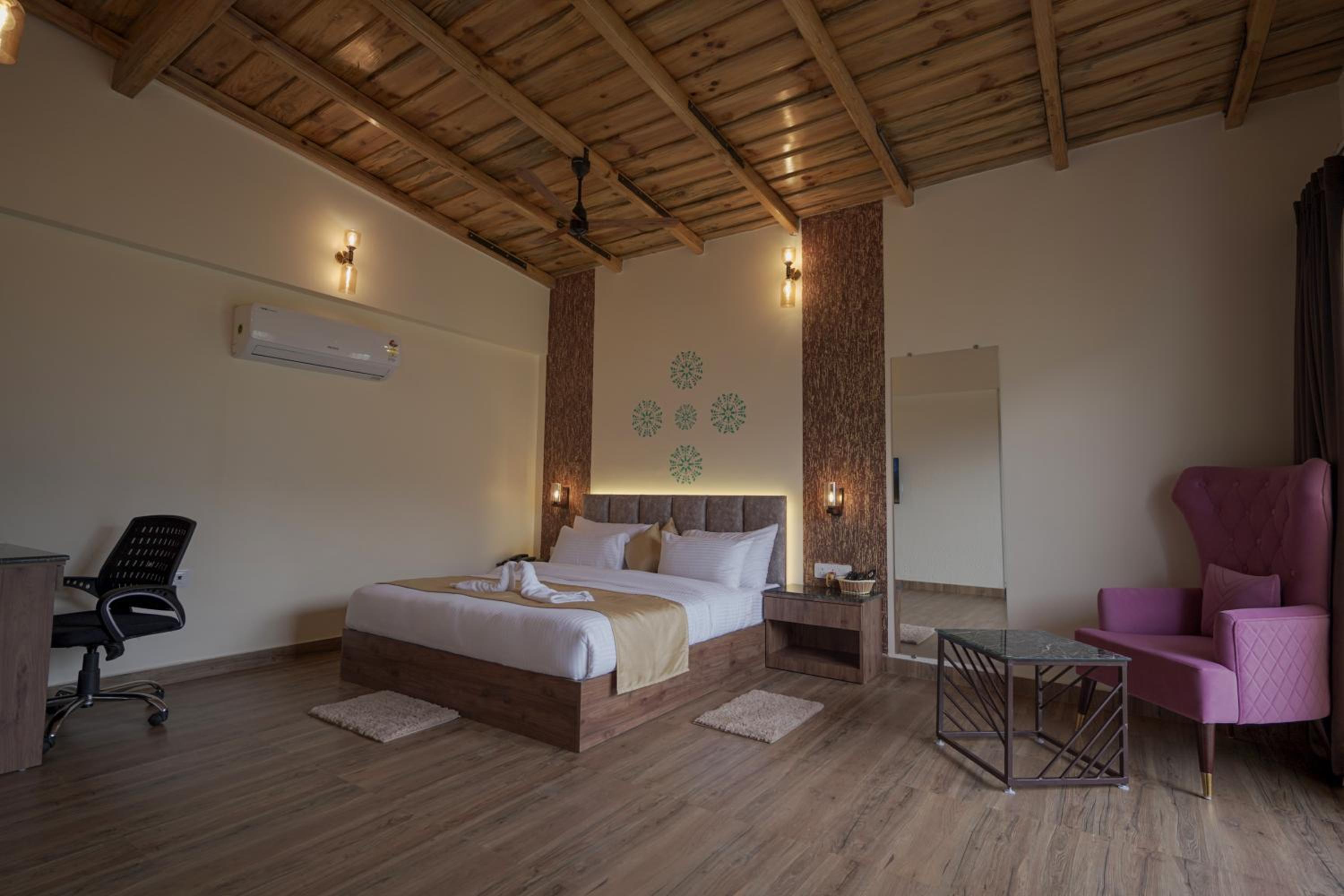Deluxe Room (2 Adults + 1 Child)