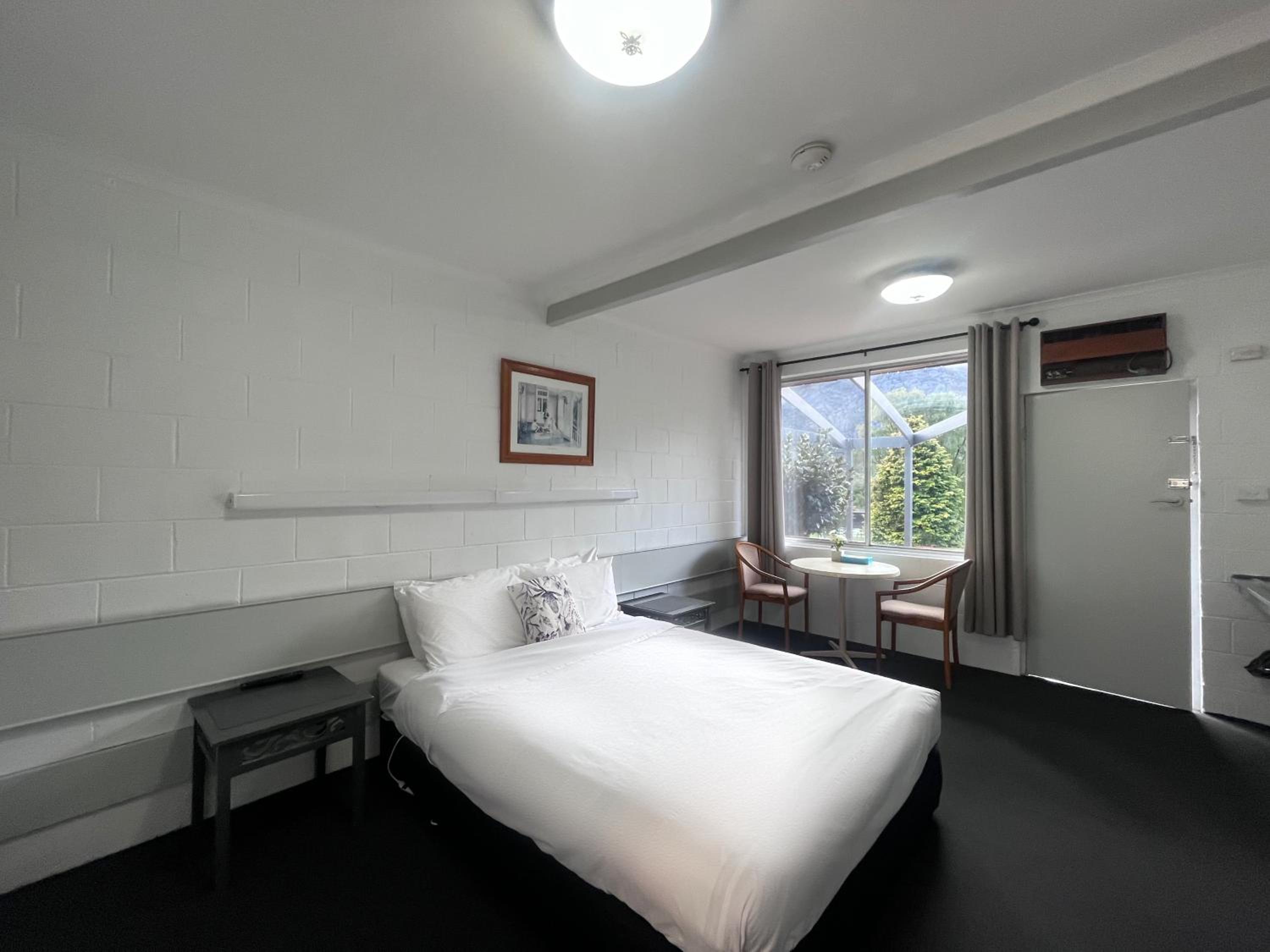 Standard Queen Motel Room photo 1