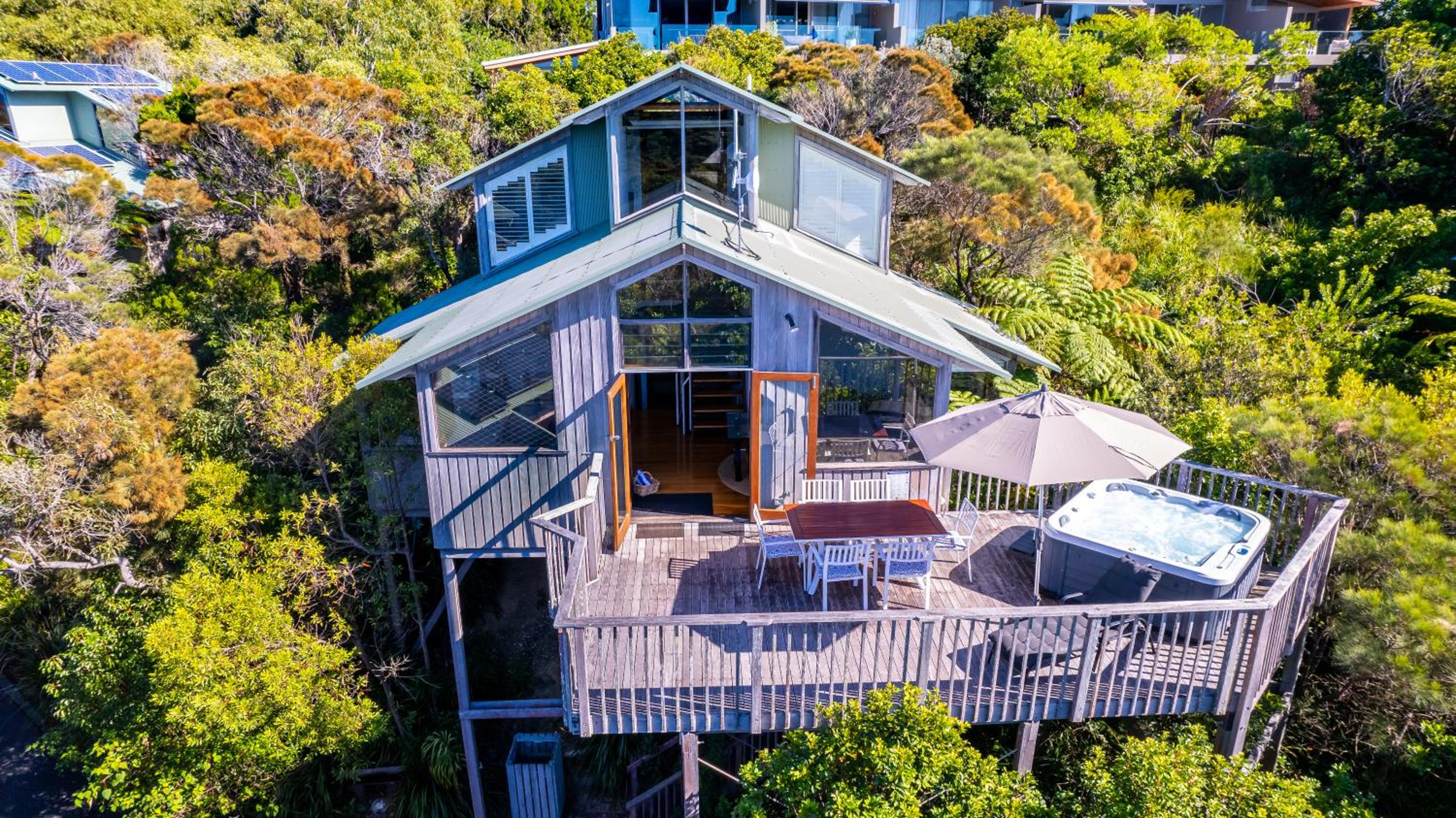 Two-Bedroom House with Hot Tub - Treetop (Currawong) photo 2