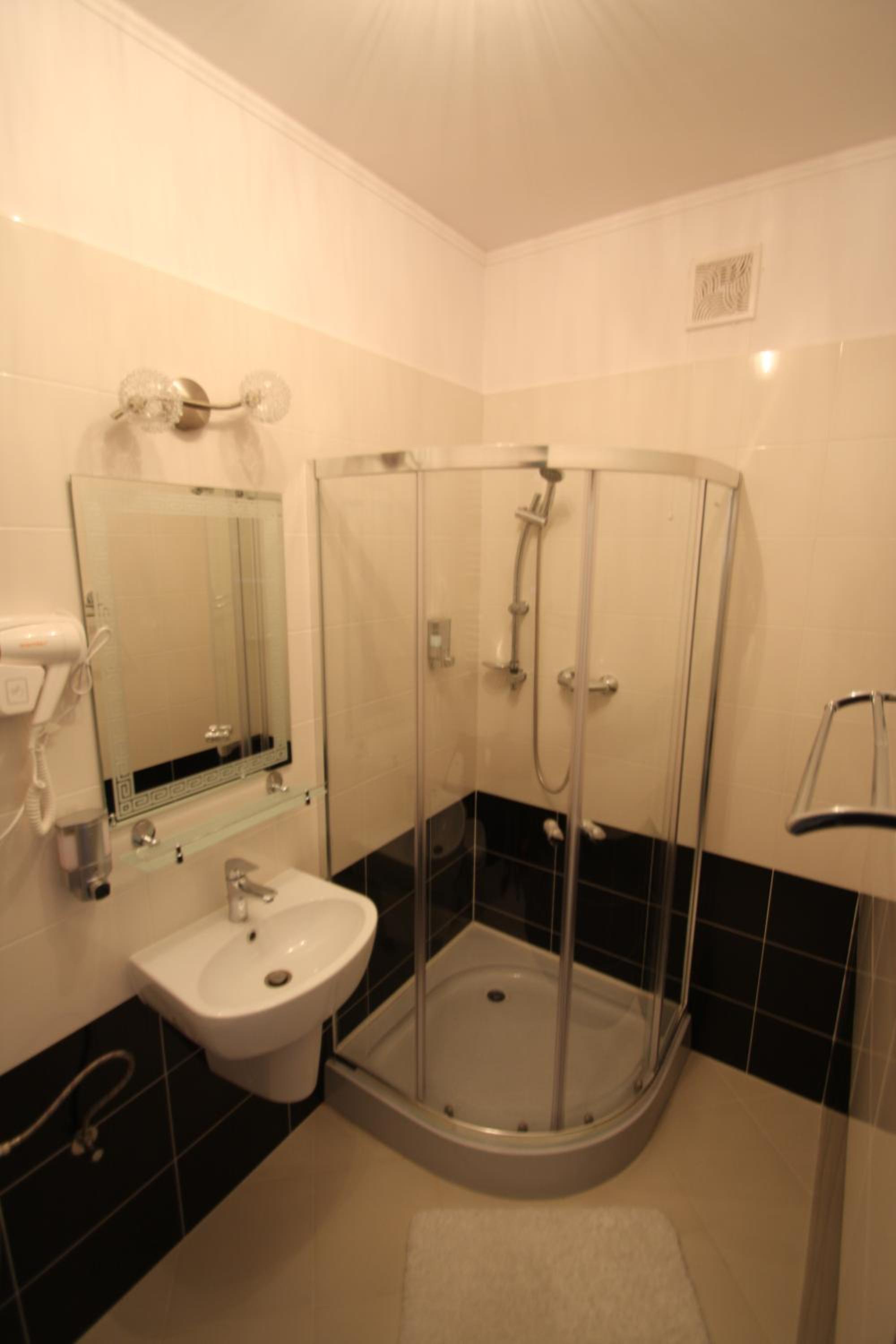 Twin Room - Photo 9