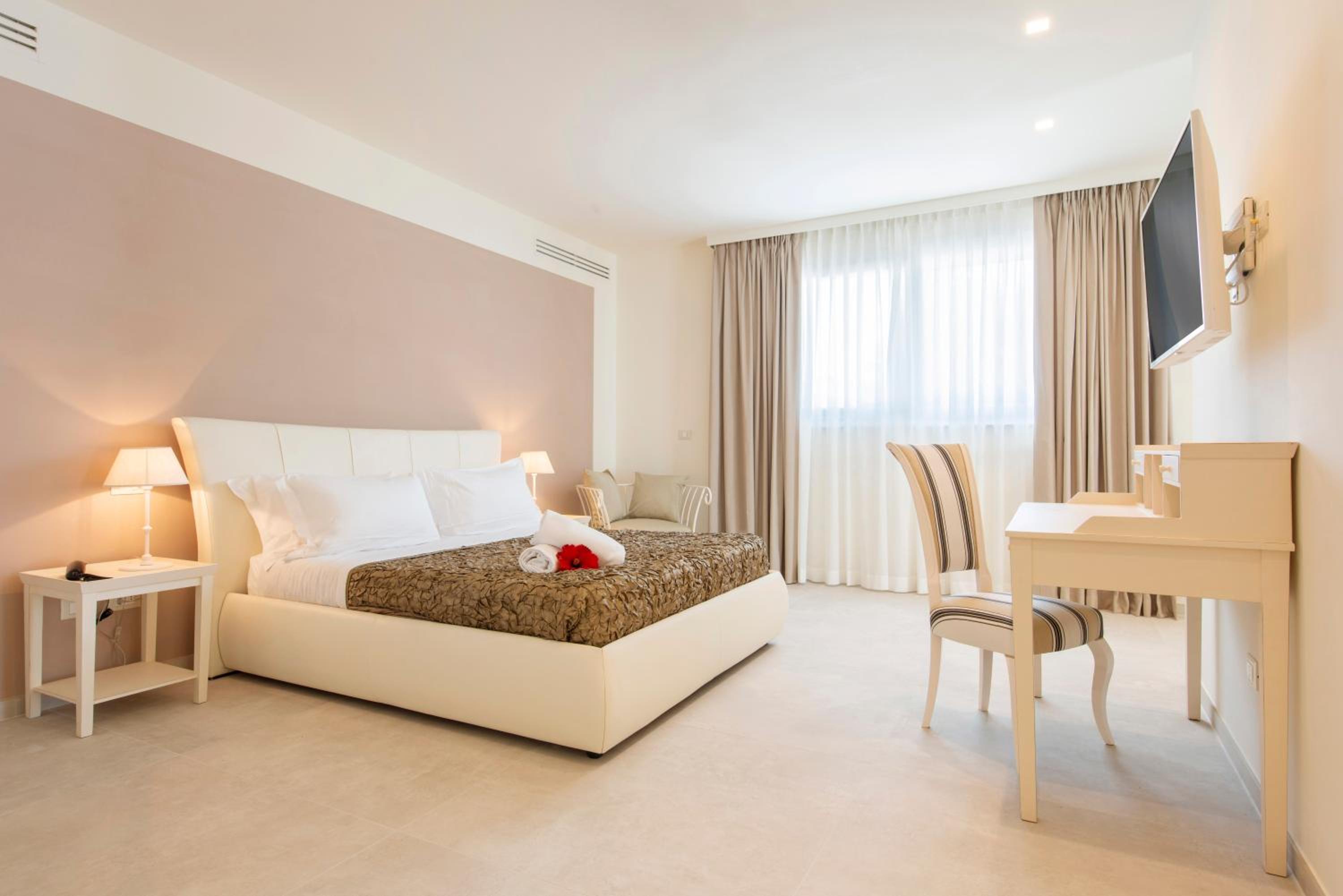 Suite with Spa Access photo 1