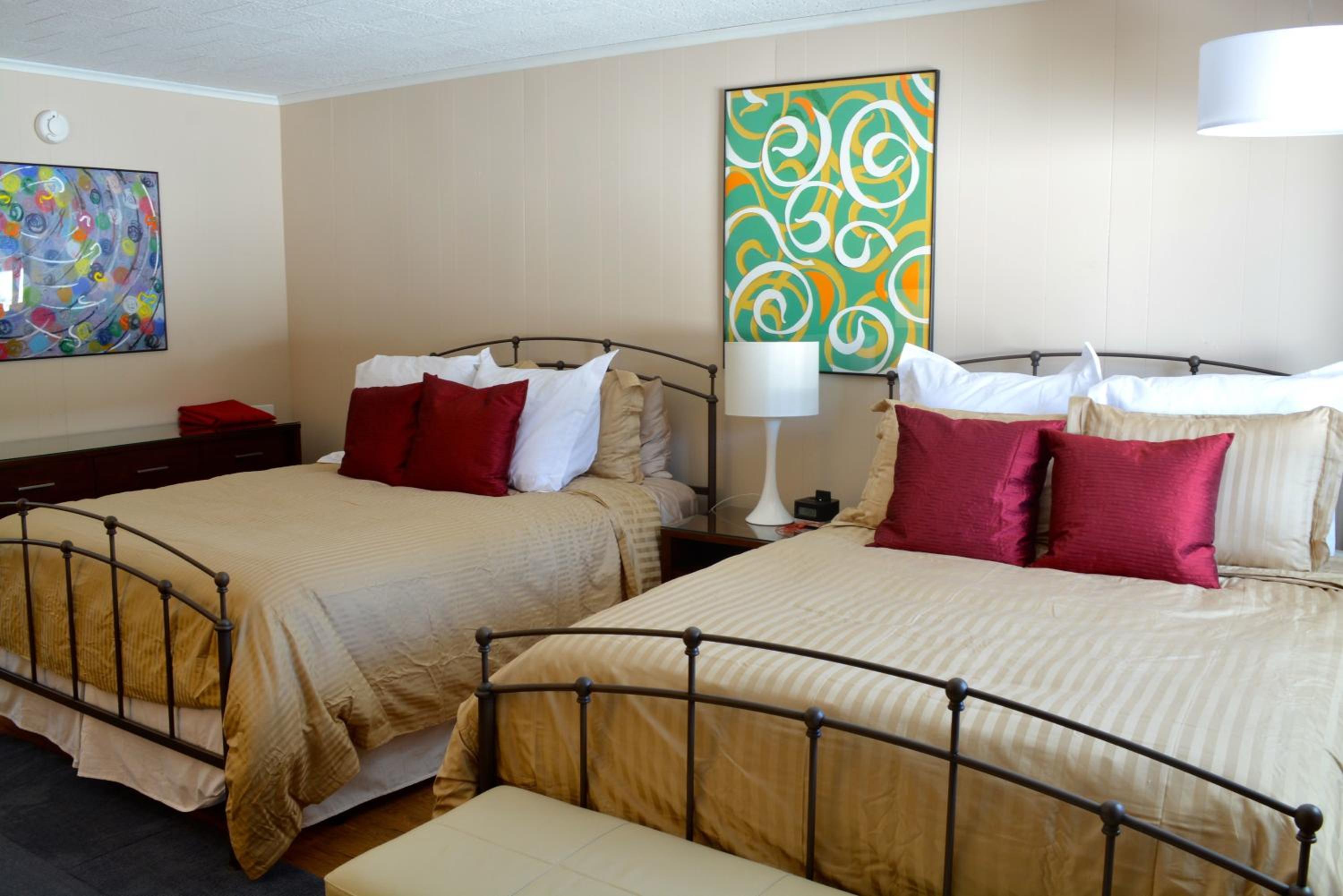 Deluxe Queen Room with Two Queen Beds photo 3